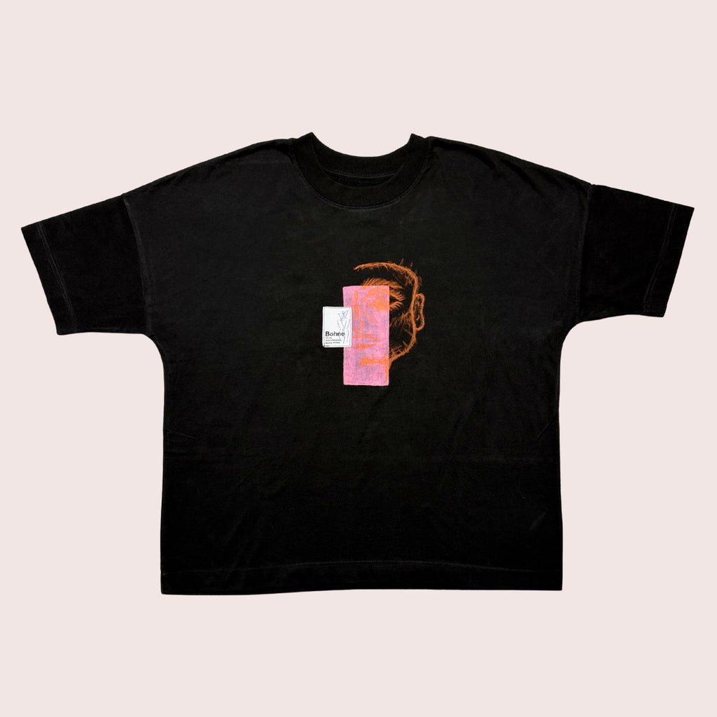 handbemaltes oversized T-Shirt mit Motiven in schwarz, orange und pink freigestellt