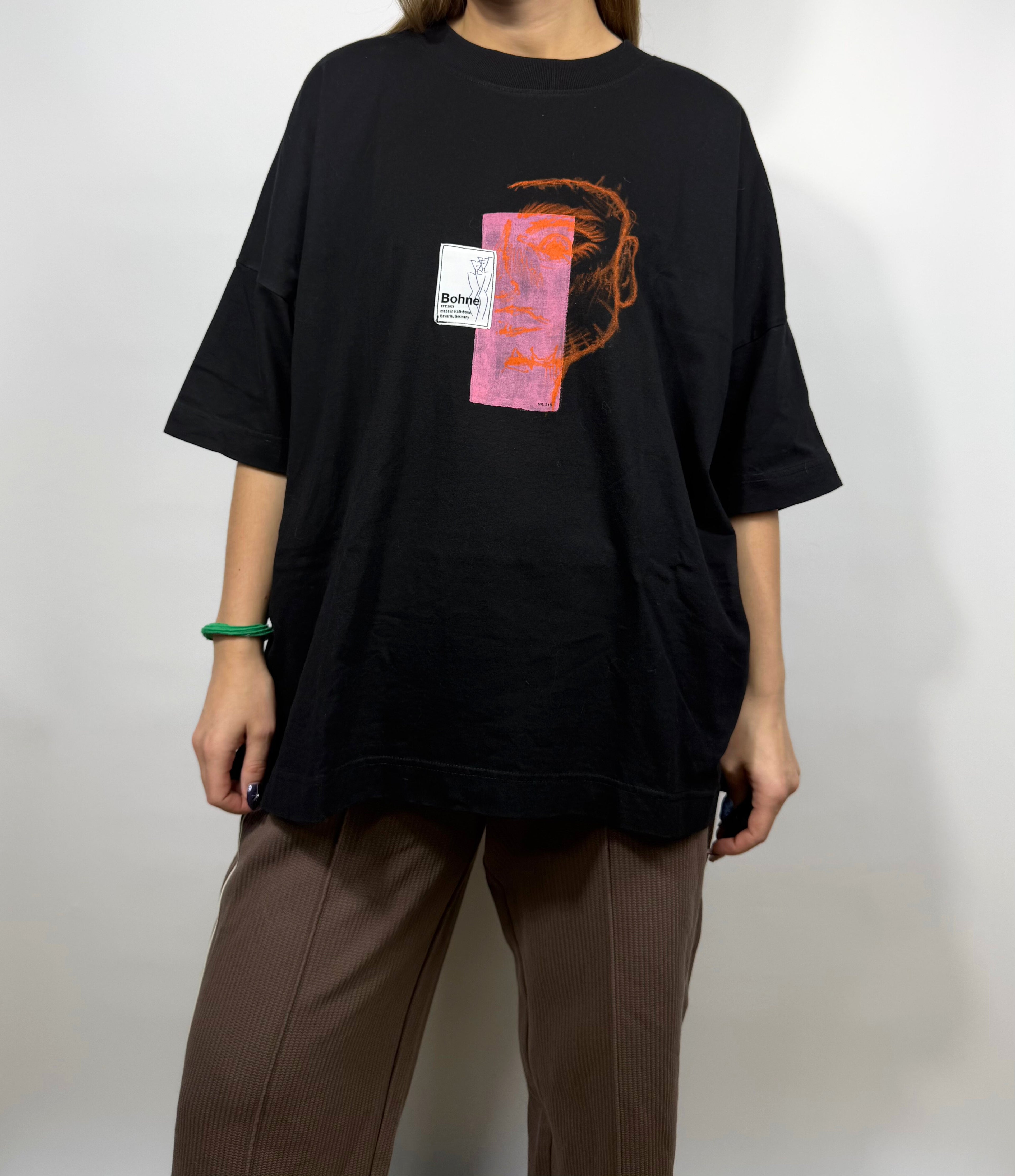 handbemaltes oversized T-Shirt mit Motiven in schwarz, orange und pink von vorne