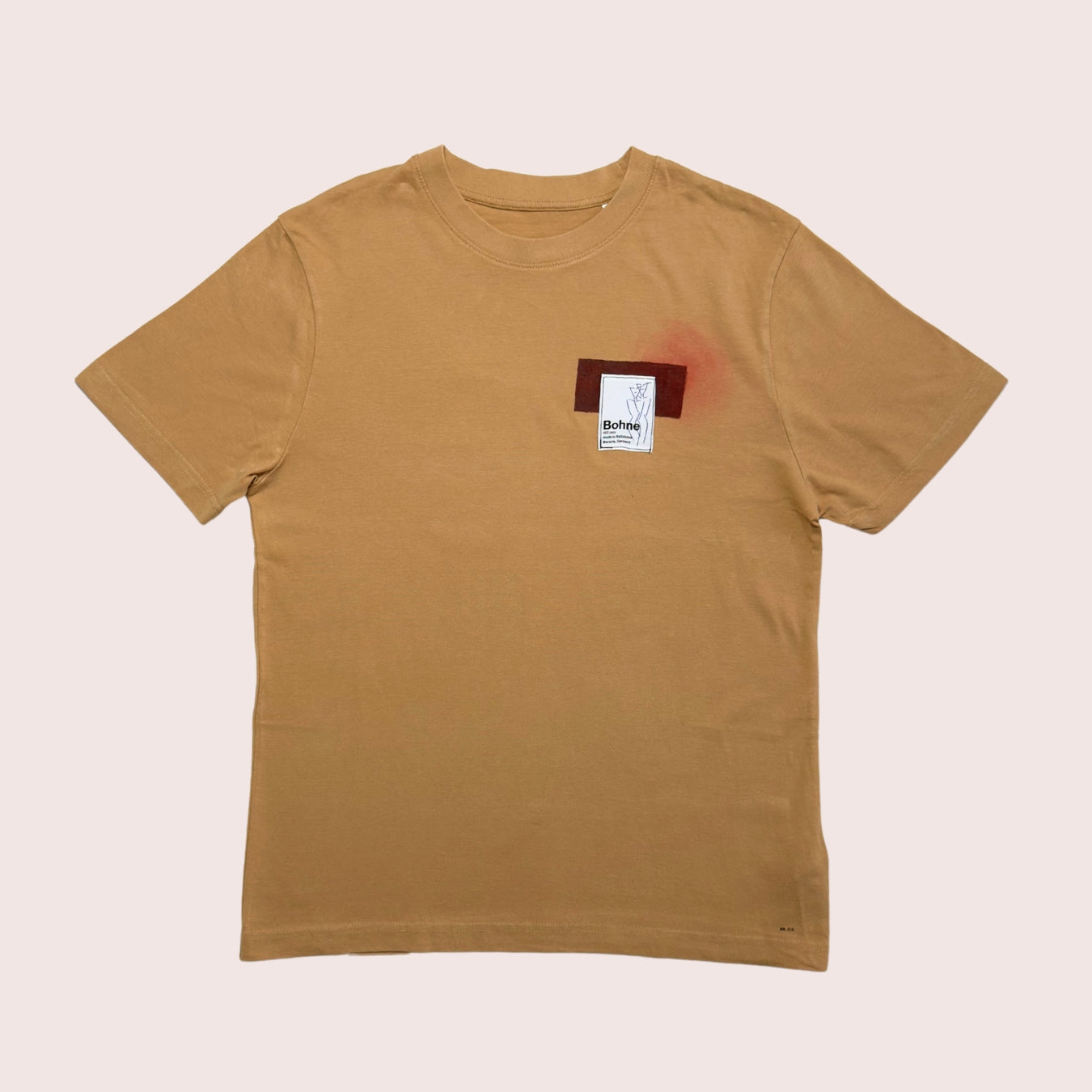 handbemaltes Loos fit T-Shirt mit Motiven in senffarben und braun freigestellt