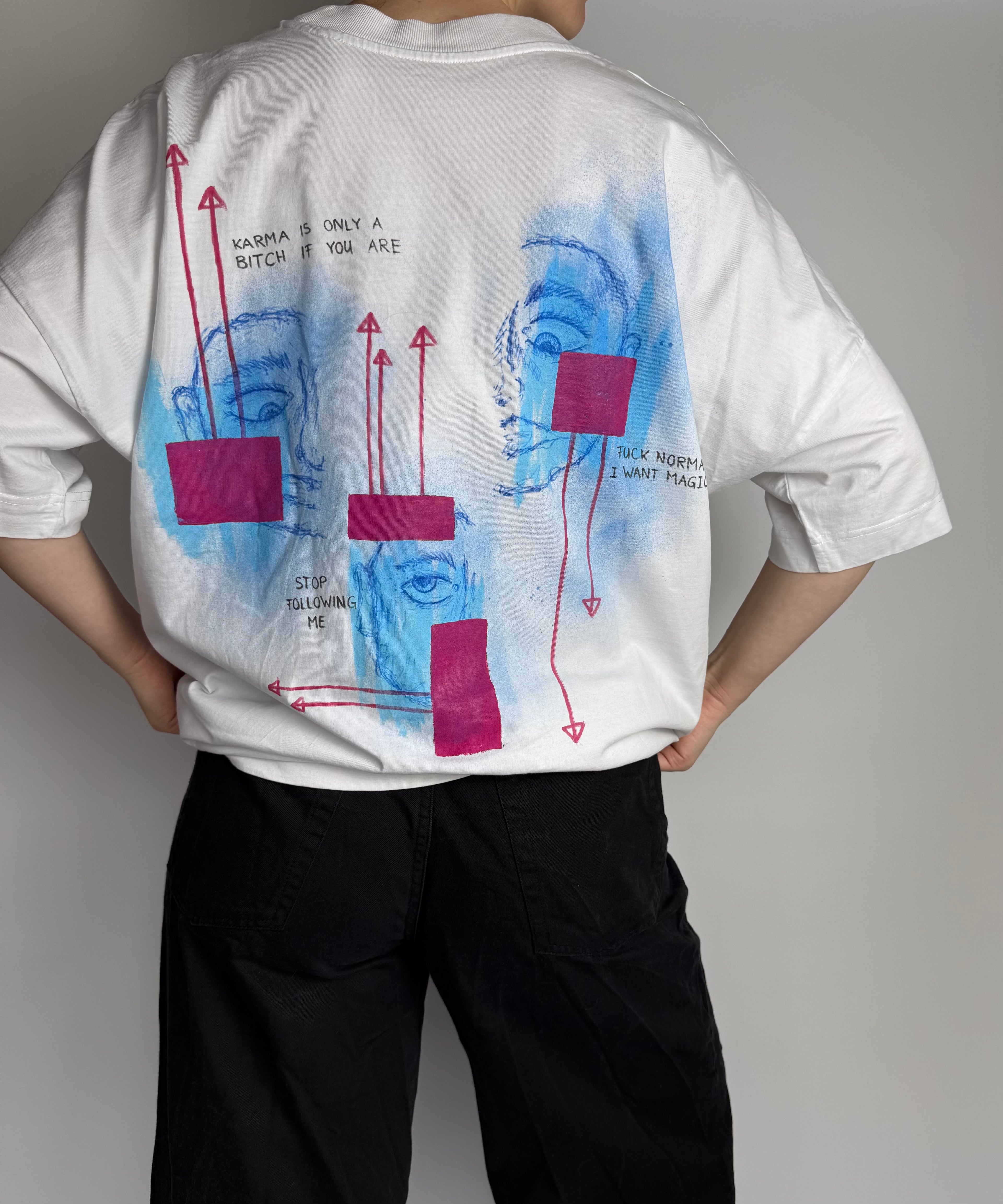 handbemalter oversized T-Shirt mit Motiven in weiß, rosa und blau Backprint