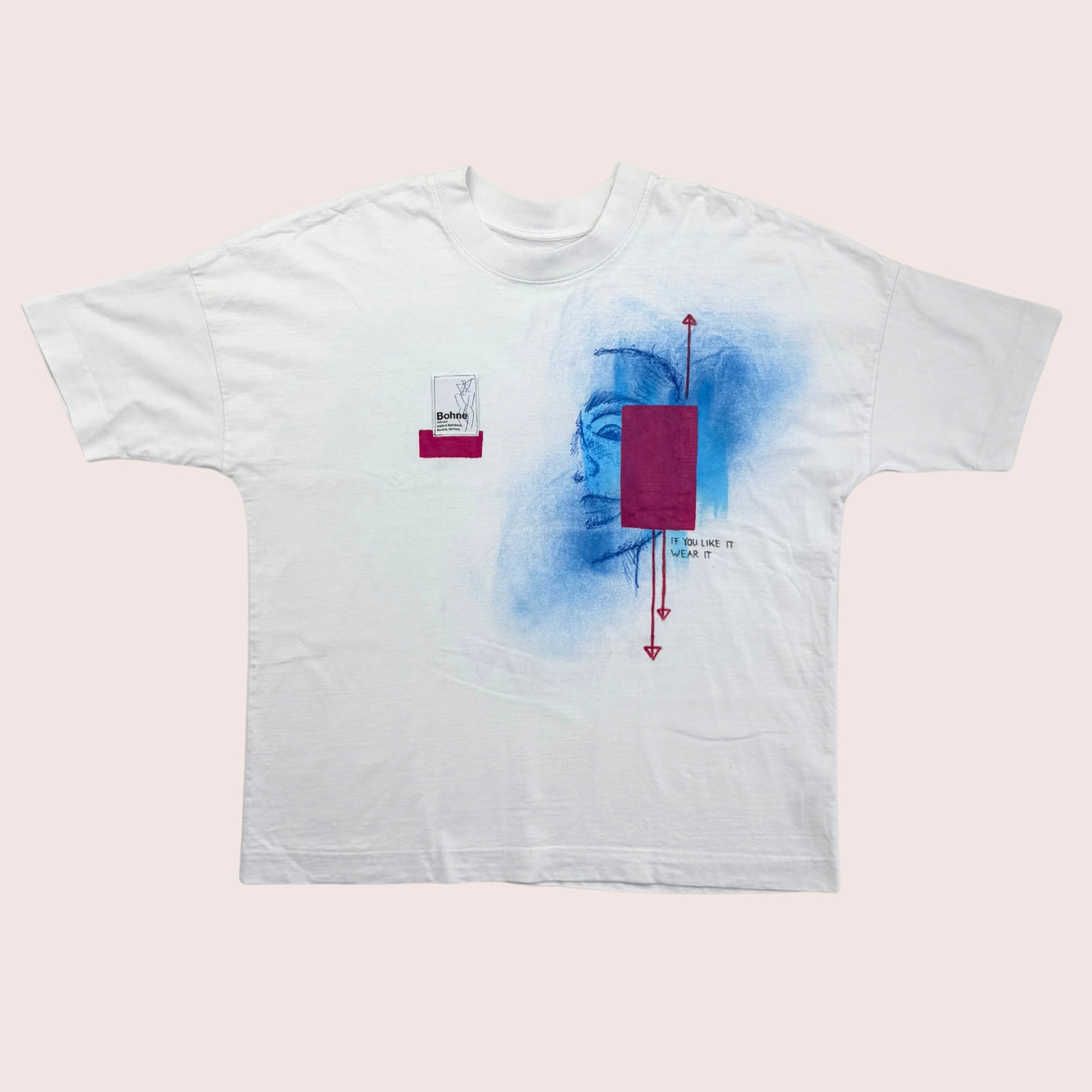 handbemalter oversized T-Shirt mit Motiven in weiß, rosa und blau freigestellt