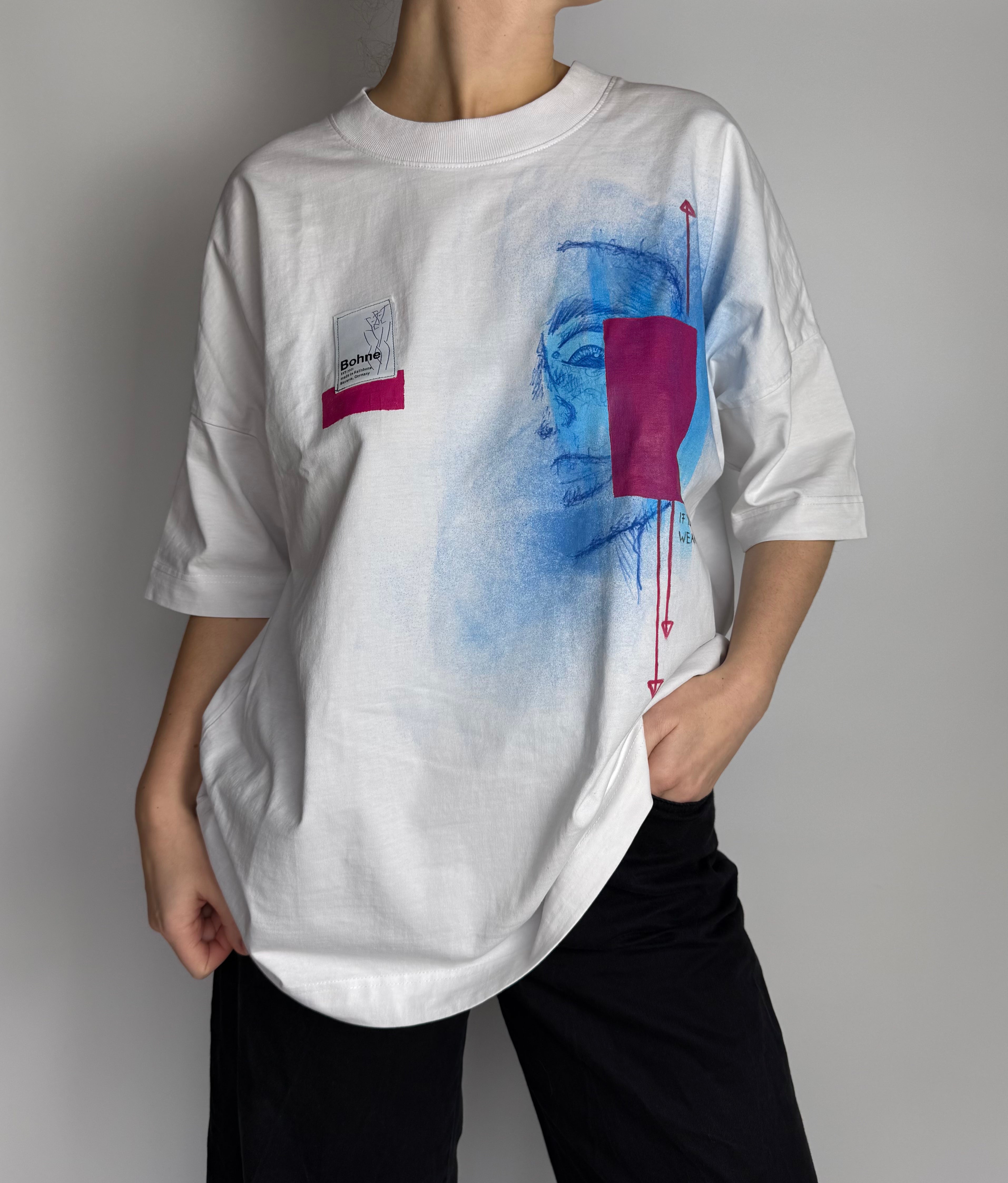 handbemalter oversized T-Shirt mit Motiven in weiß, rosa und blau Vorderseite