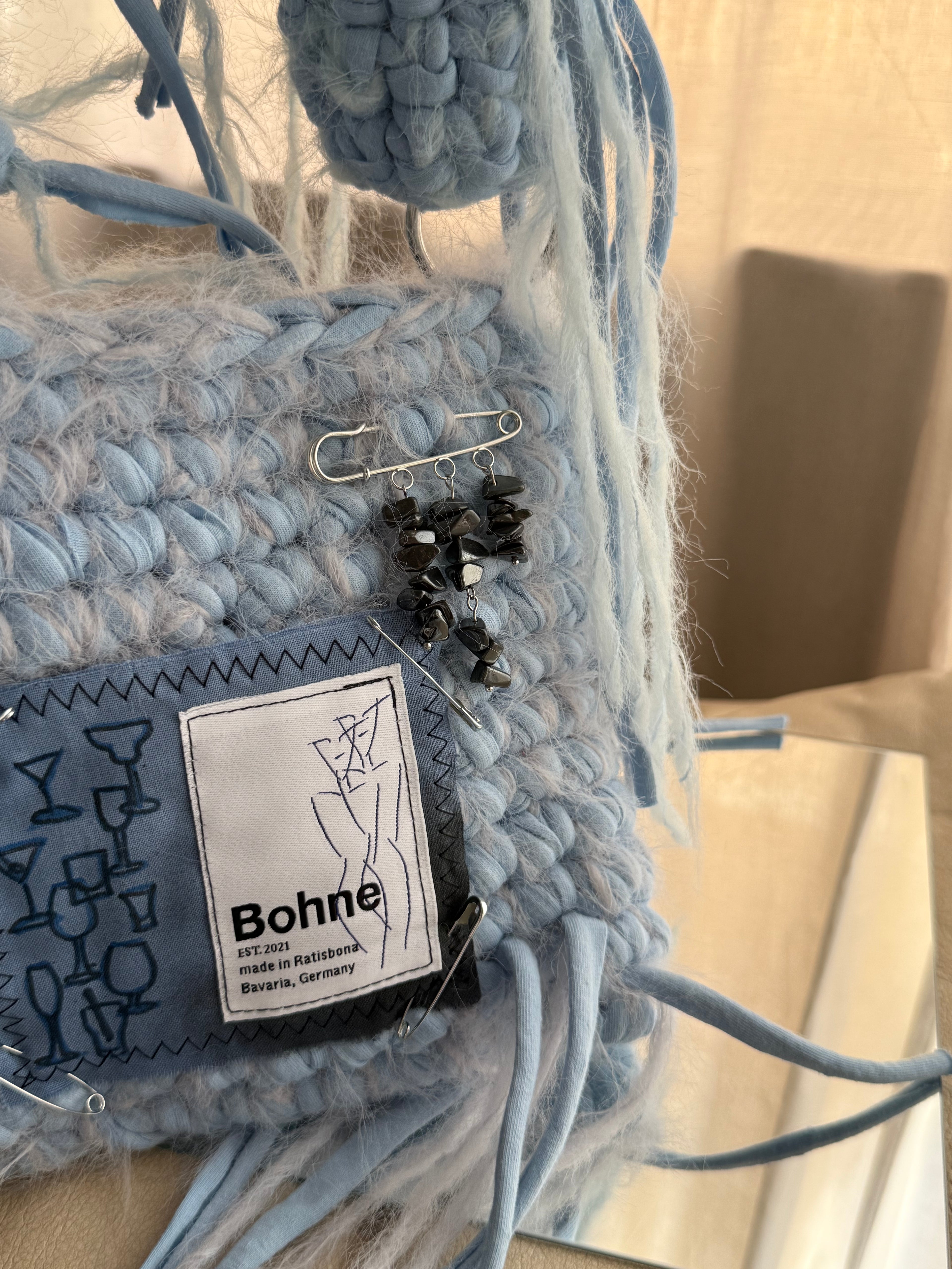 handgemachte mit Perlen verzierte Brosche in silber Nr.2 an Tasche