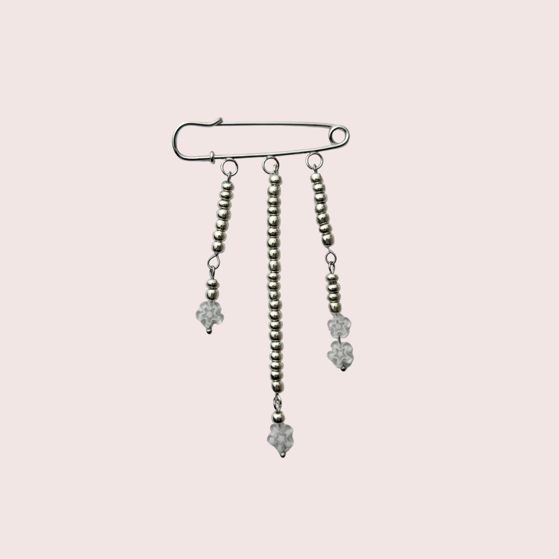 handgemachte mit Perlen verzierte Brosche in silber Nr.5