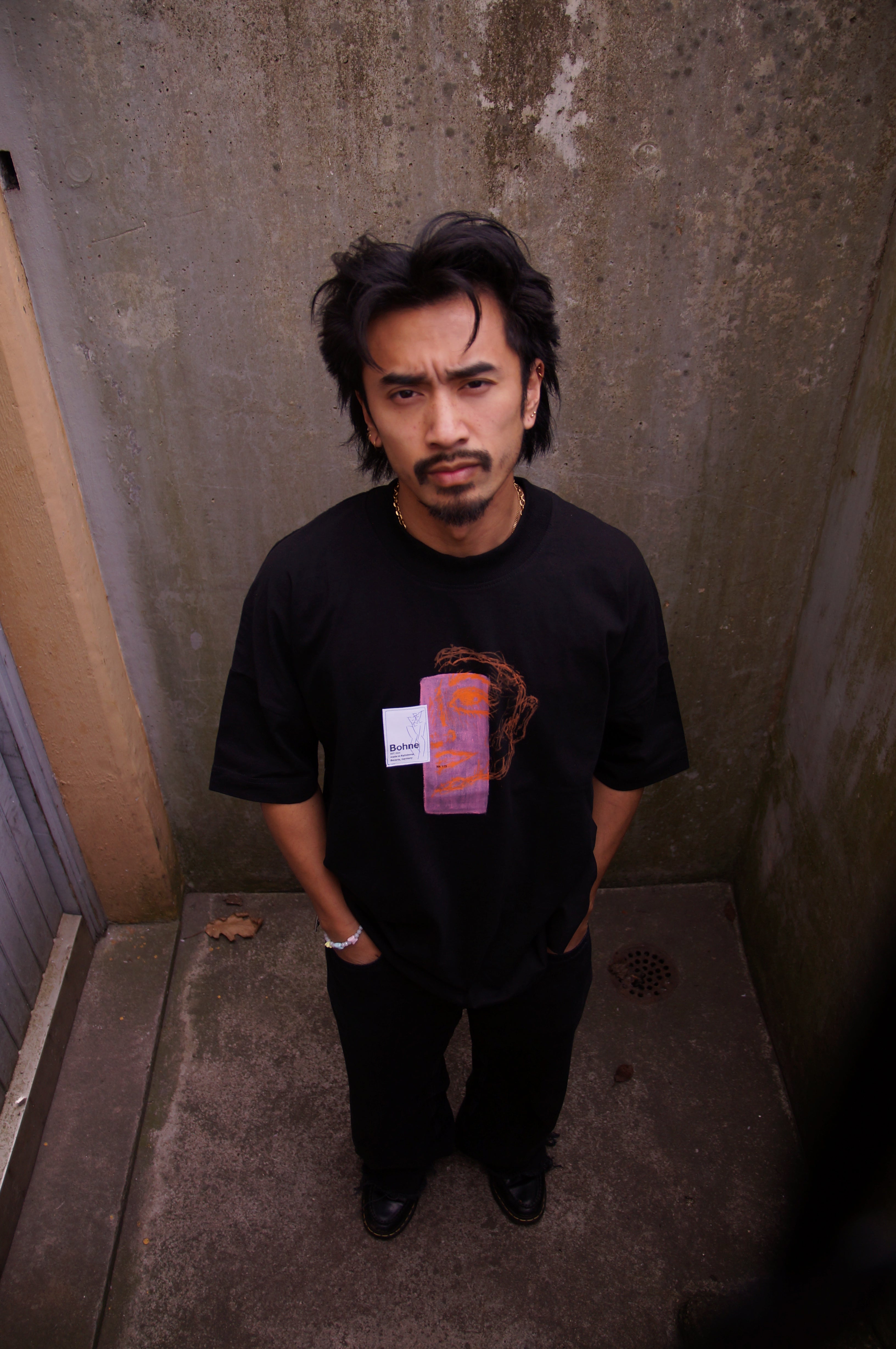 handbemaltes schwarzes Oberteil mit rosa und orangenen Motiven