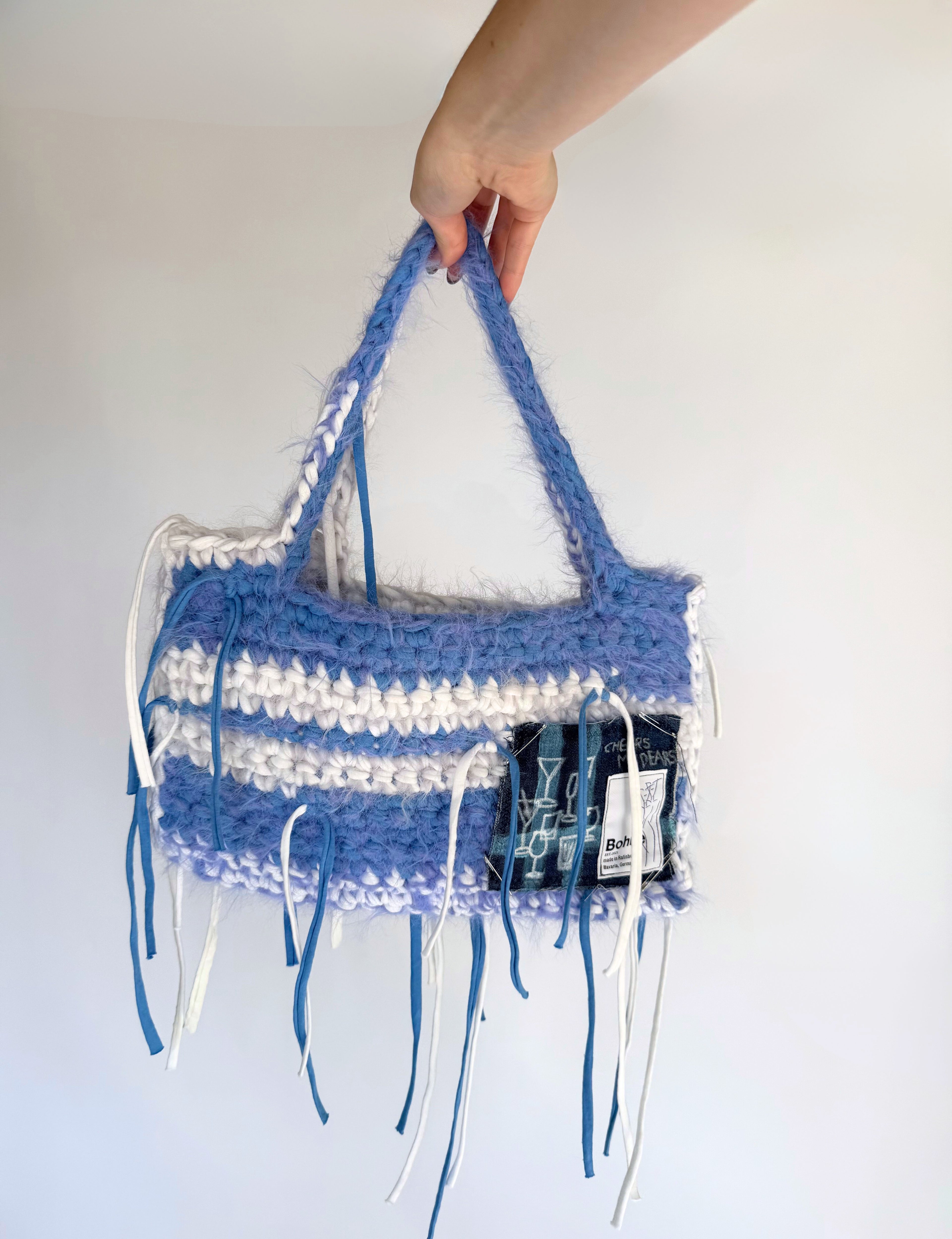 Crochet B-BAG aus recyceltem T-Shirt-Garn | fuzzy blau, weiß