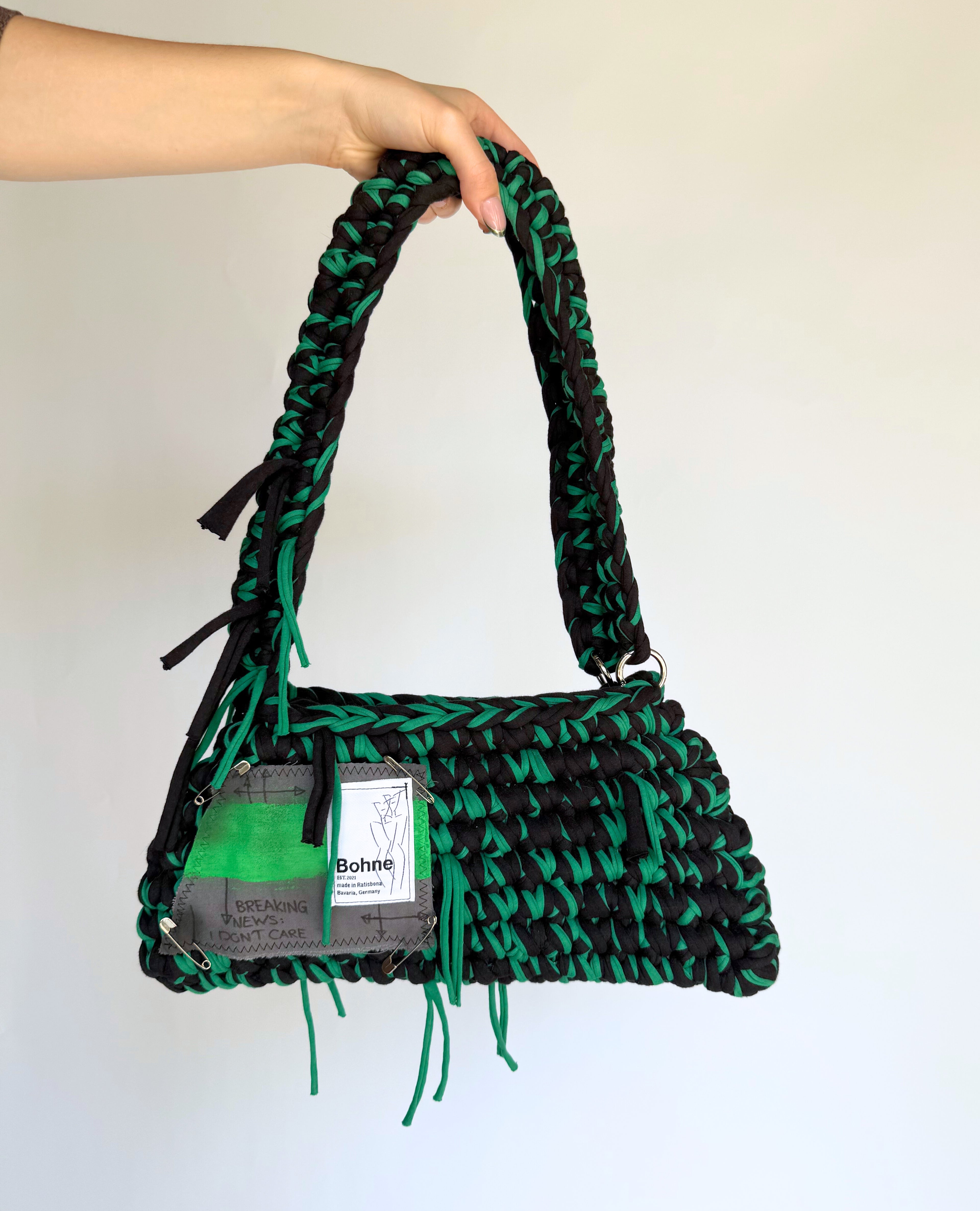 Crochet B-BAG aus recyceltem T-Shirt-Garn | grün, schwarz