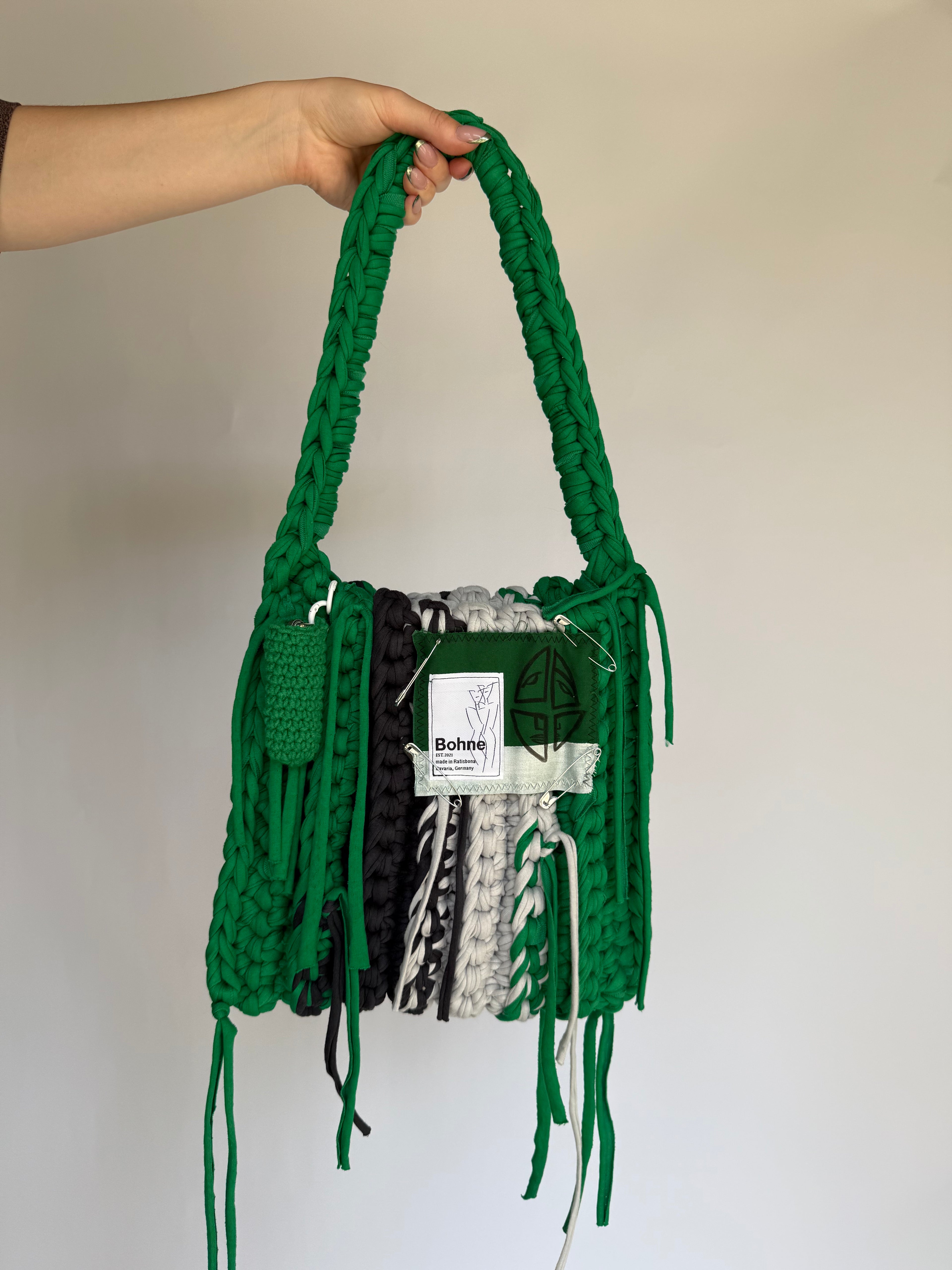 Crochet B-BAG aus recyceltem T-Shirt-Garn | grün, grau, weiß