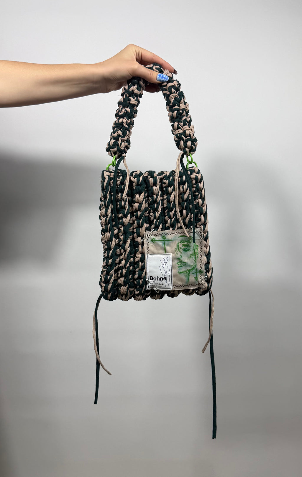 gehäkelte Schultertasche mit handbemalten Bild aus recyceltem T-Shirt Garn in beige grün Nr.3