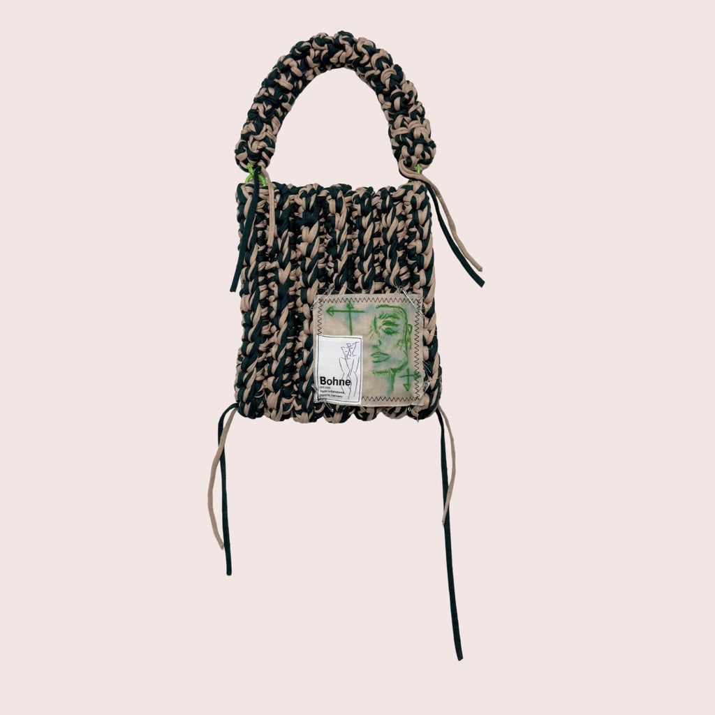 gehäkelte Schultertasche mit handbemalten Bild aus recyceltem T-Shirt Garn in beige grün freigestellt