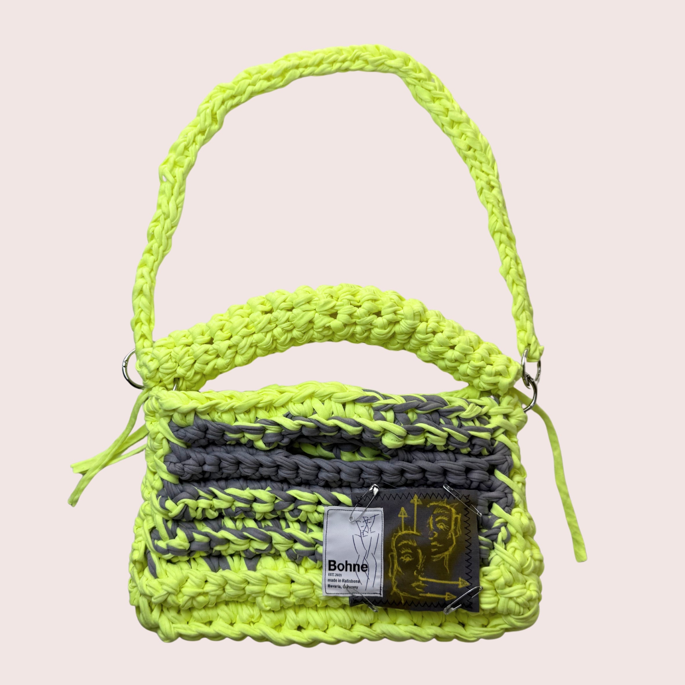 gehäkelte Schultertasche mit handbemalten Bild aus recyceltem T-Shirt Garn in gelb grau freigestellt