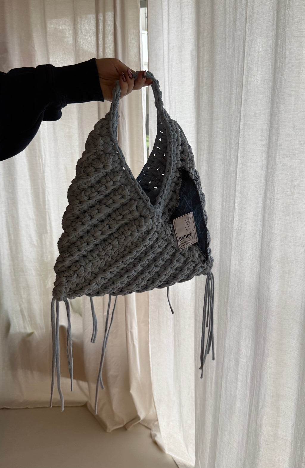 gehäkelte Schultertasche mit handbemalten Bild aus recyceltem T-Shirt Garn in hellblau Nr.1