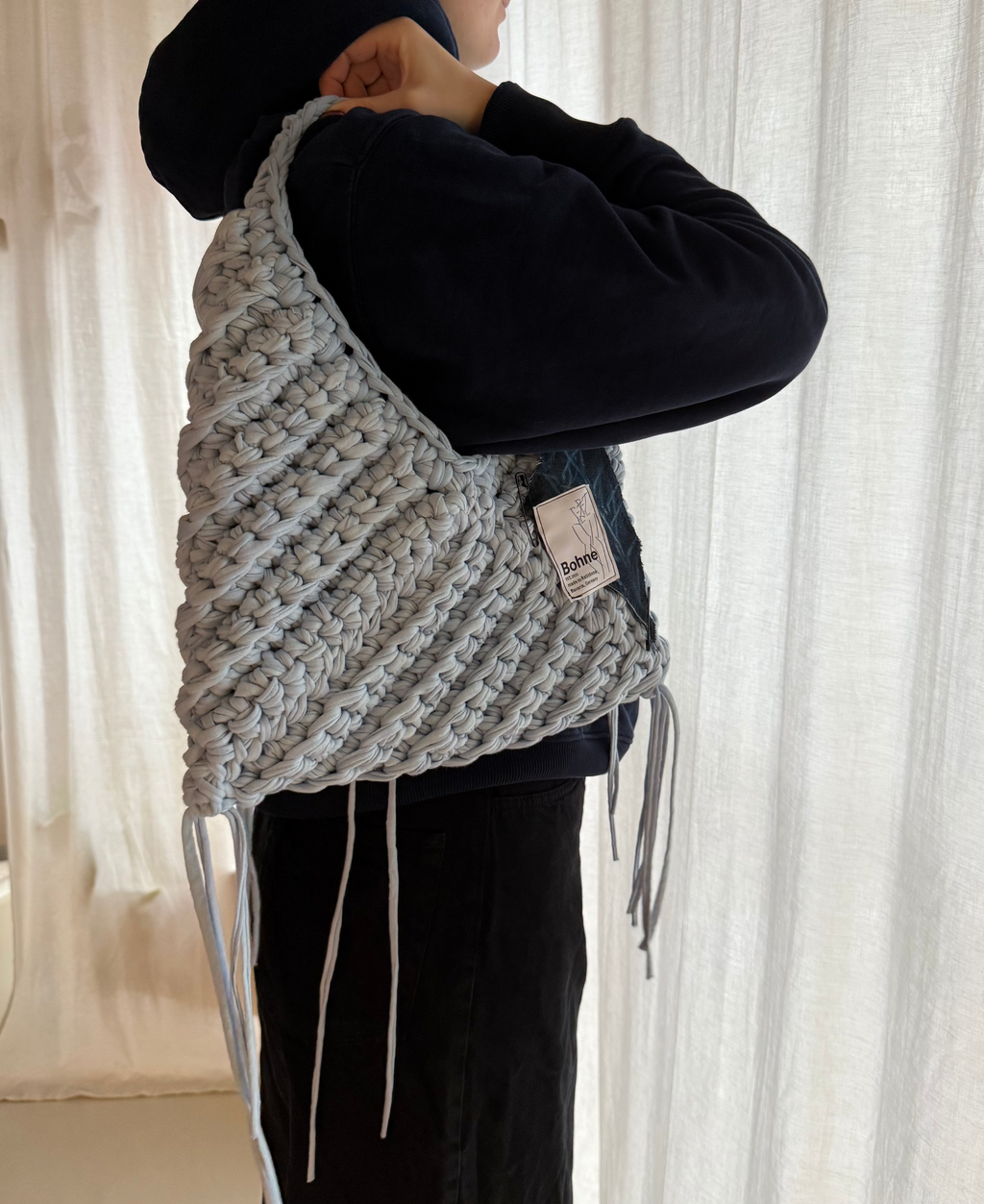 gehäkelte Schultertasche mit handbemalten Bild aus recyceltem T-Shirt Garn in hellblau Nr.2