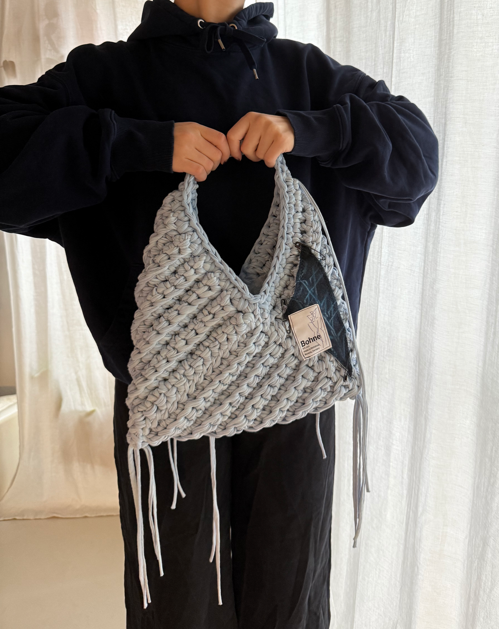 gehäkelte Schultertasche mit handbemalten Bild aus recyceltem T-Shirt Garn in hellblau Nr.3