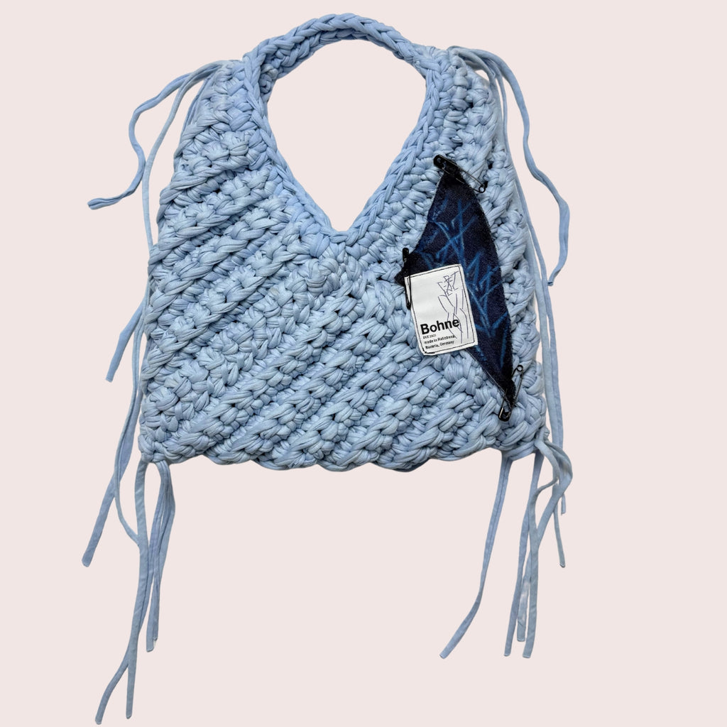 gehäkelte Schultertasche mit handbemalten Bild aus recyceltem T-Shirt Garn in hellblau freigestellt