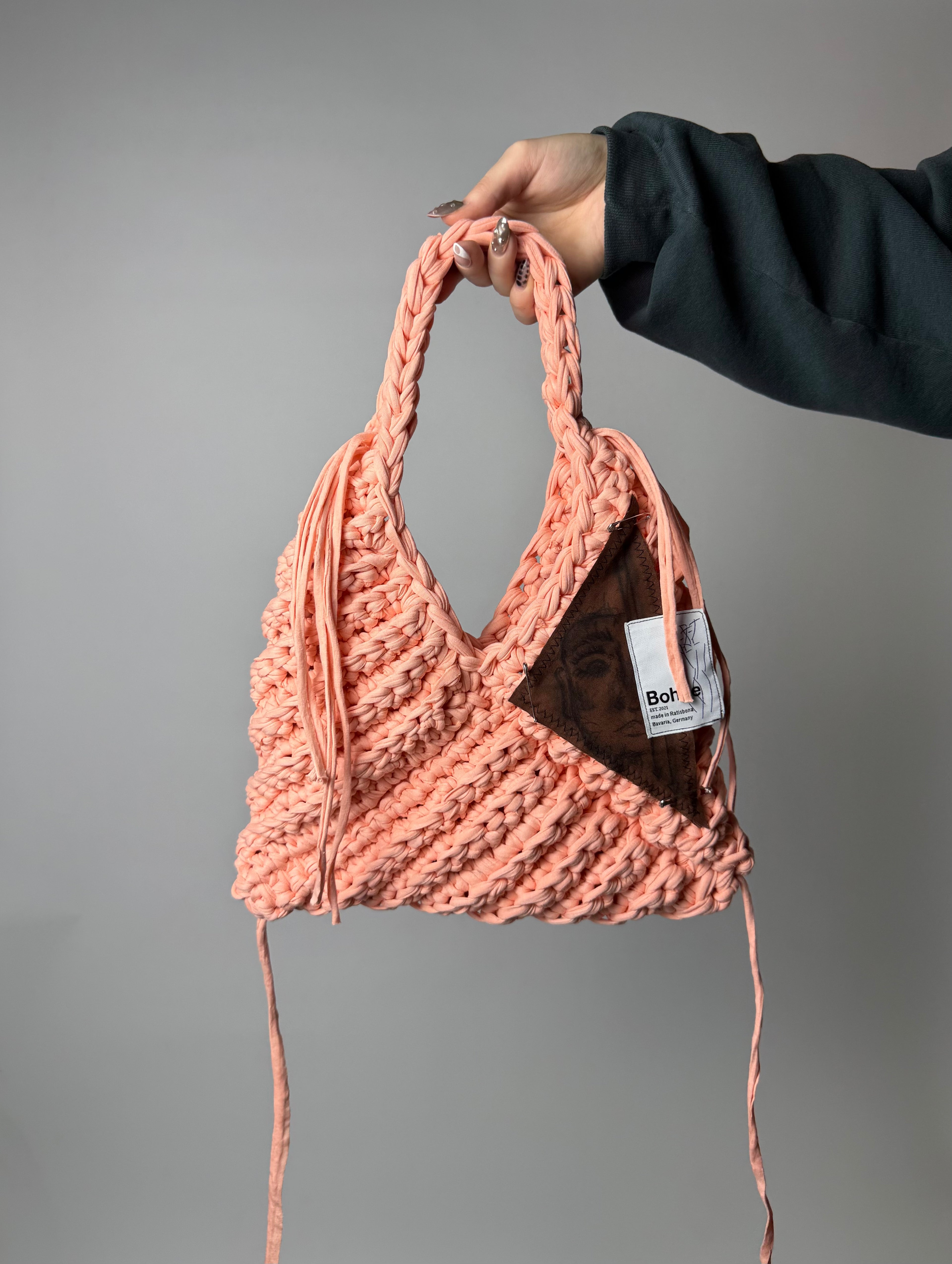 gehäkelte Schultertasche mit handbemalten Bild aus recyceltem T-Shirt Garn in Lachs Nr.1