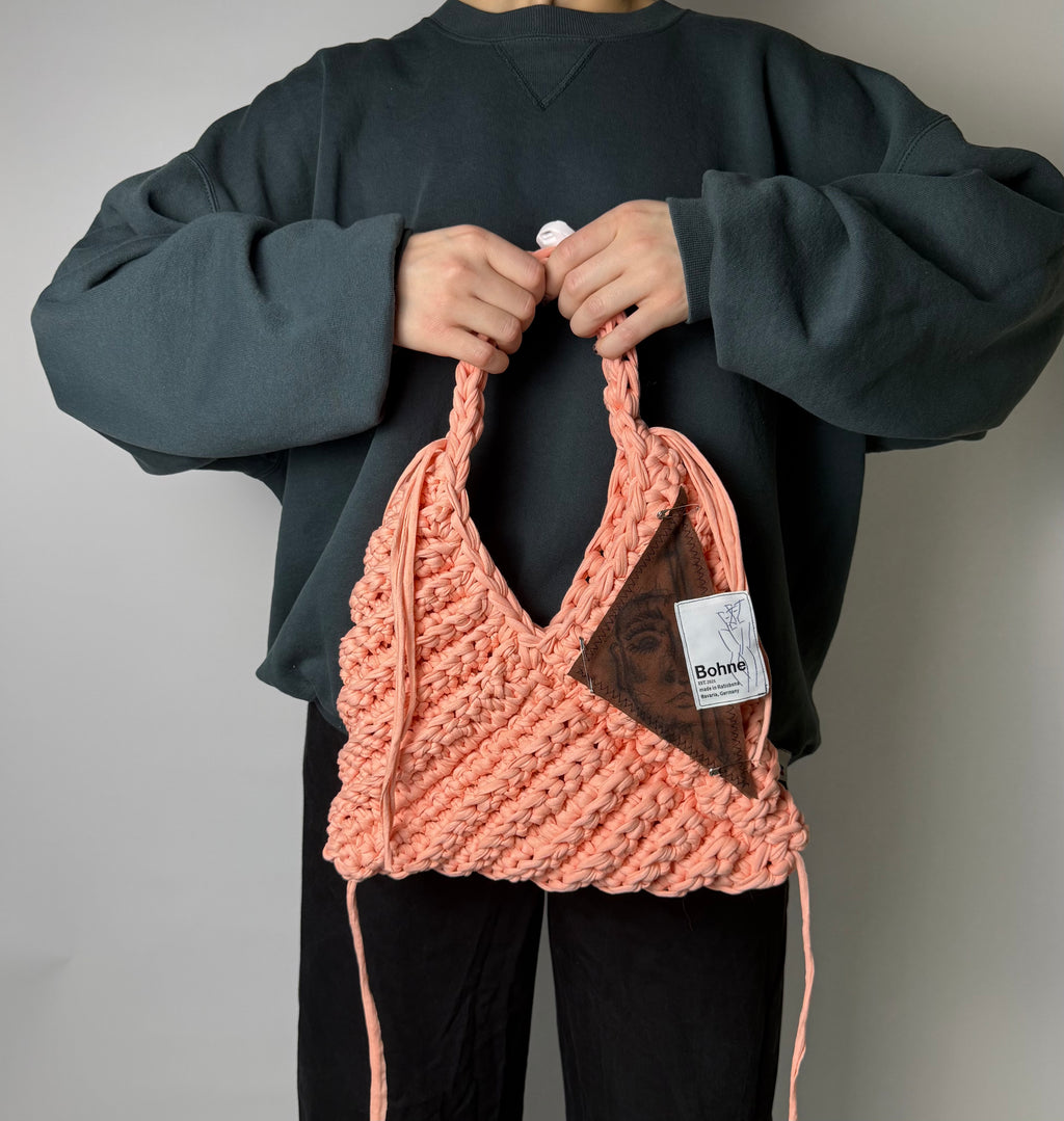 gehäkelte Schultertasche mit handbemalten Bild aus recyceltem T-Shirt Garn in Lachs Nr.1