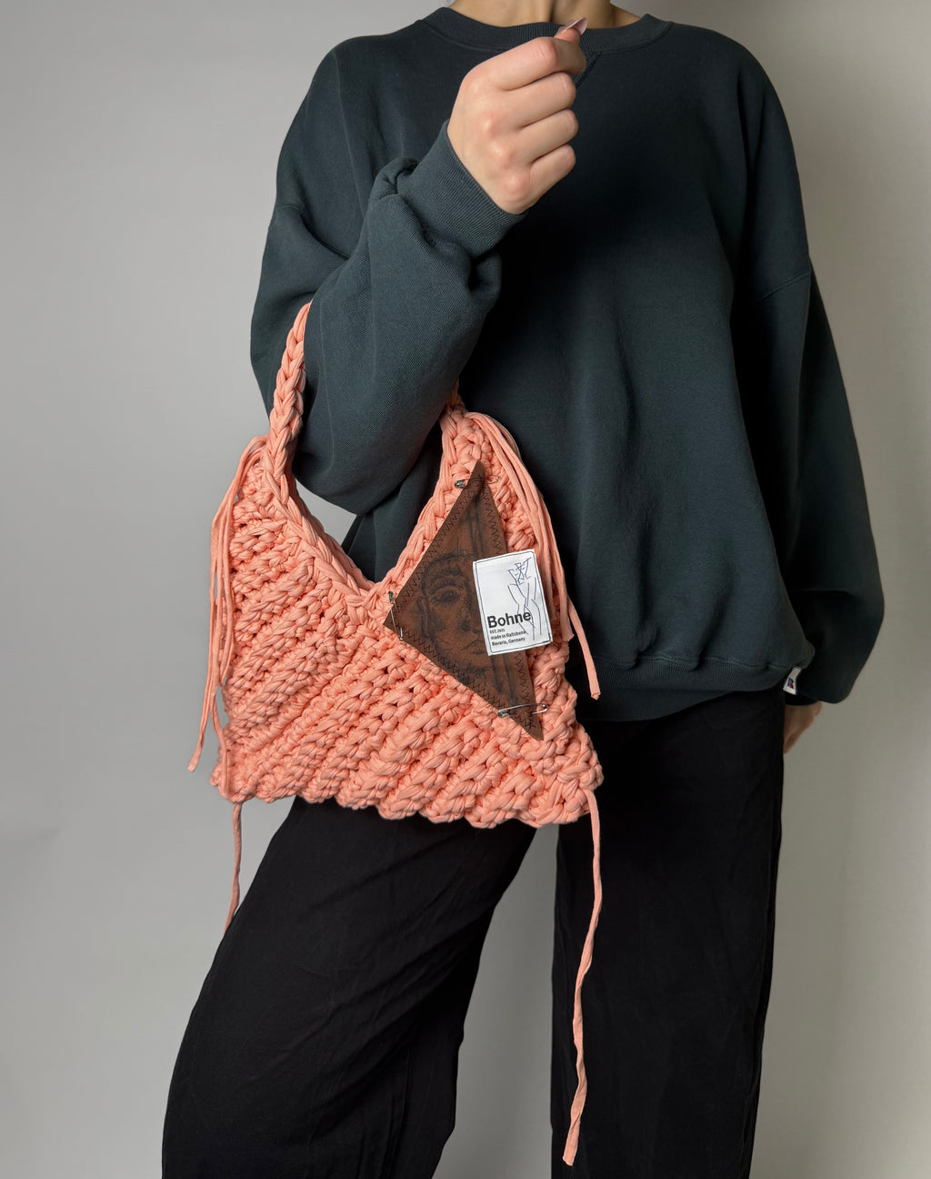gehäkelte Schultertasche mit handbemalten Bild aus recyceltem T-Shirt Garn in Lachs Nr.3