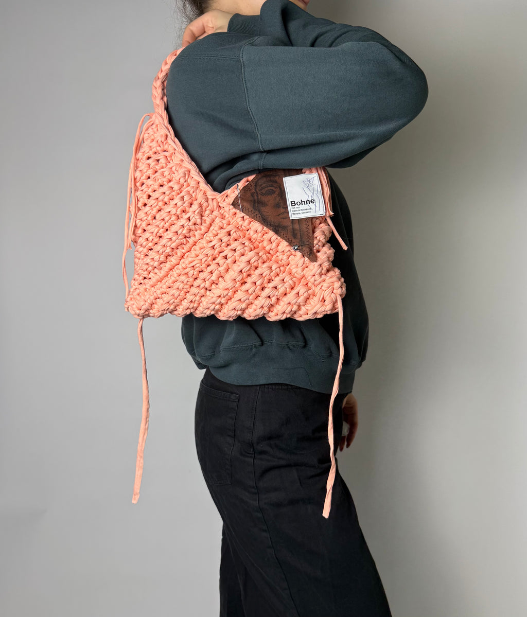 gehäkelte Schultertasche mit handbemalten Bild aus recyceltem T-Shirt Garn in Lachs Nr.4