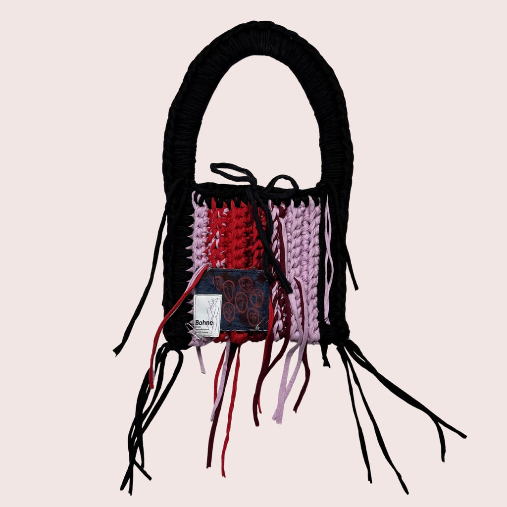 gehäkelte Schultertasche mit handbemalten Bild aus recyceltem T-Shirt Garn in rot schwarz freigestellt