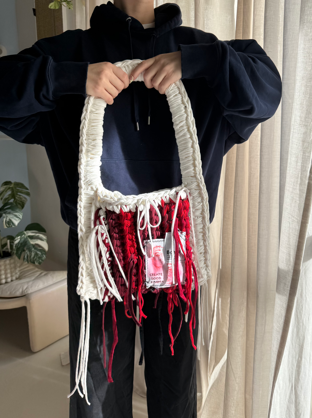 gehäkelte Schultertasche mit handbemalten Bild aus recyceltem T-Shirt Garn in rot weiss Nr.2