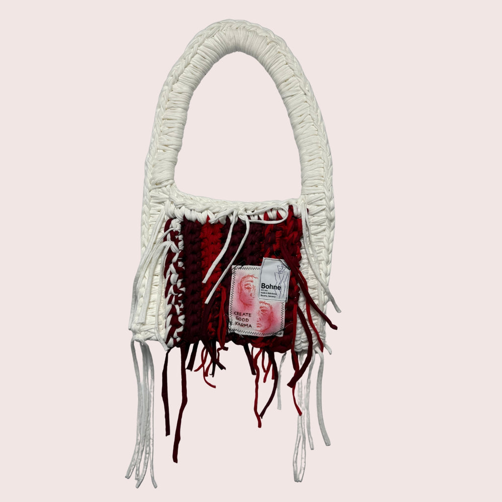 gehäkelte Schultertasche mit handbemalten Bild aus recyceltem T-Shirt Garn in rot weiss freigestellt