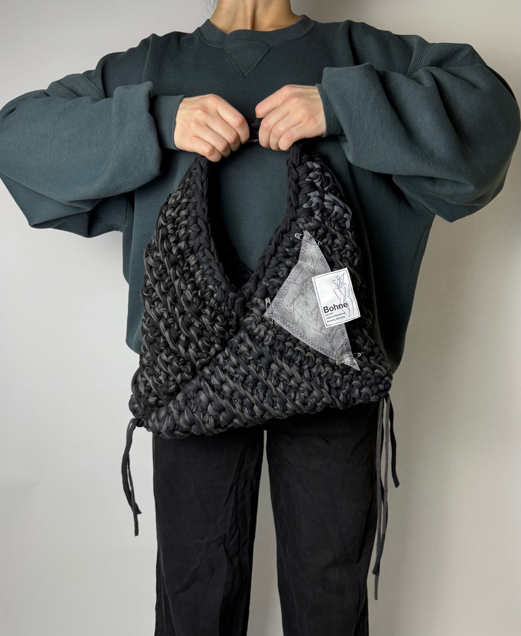 gehäkelte Schultertasche mit handbemalten Bild aus recyceltem T-Shirt Garn in schwarz Nr.1