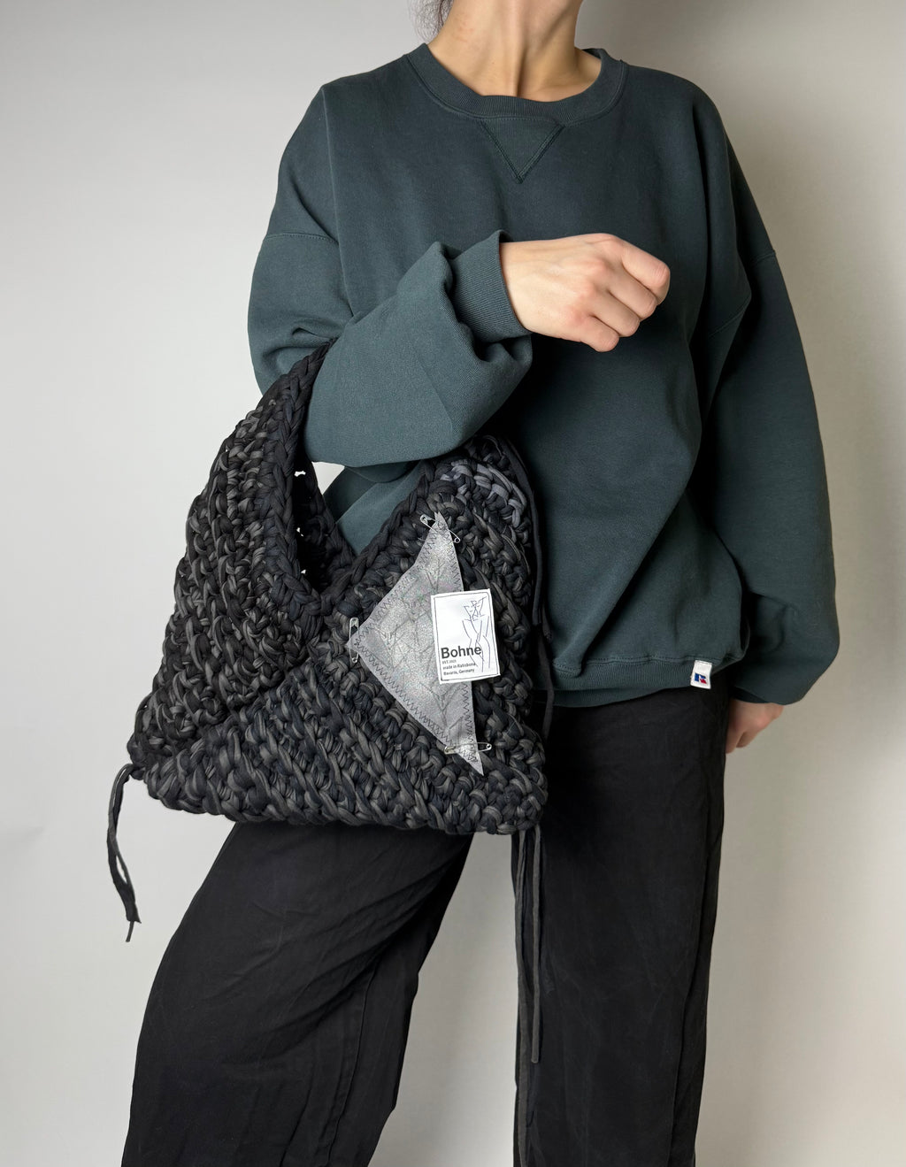 gehäkelte Schultertasche mit handbemalten Bild aus recyceltem T-Shirt Garn in schwarz Nr.2