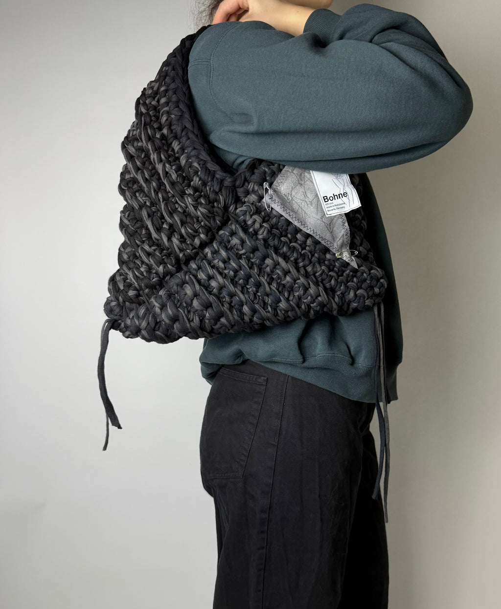 gehäkelte Schultertasche mit handbemalten Bild aus recyceltem T-Shirt Garn in schwarz Nr.3