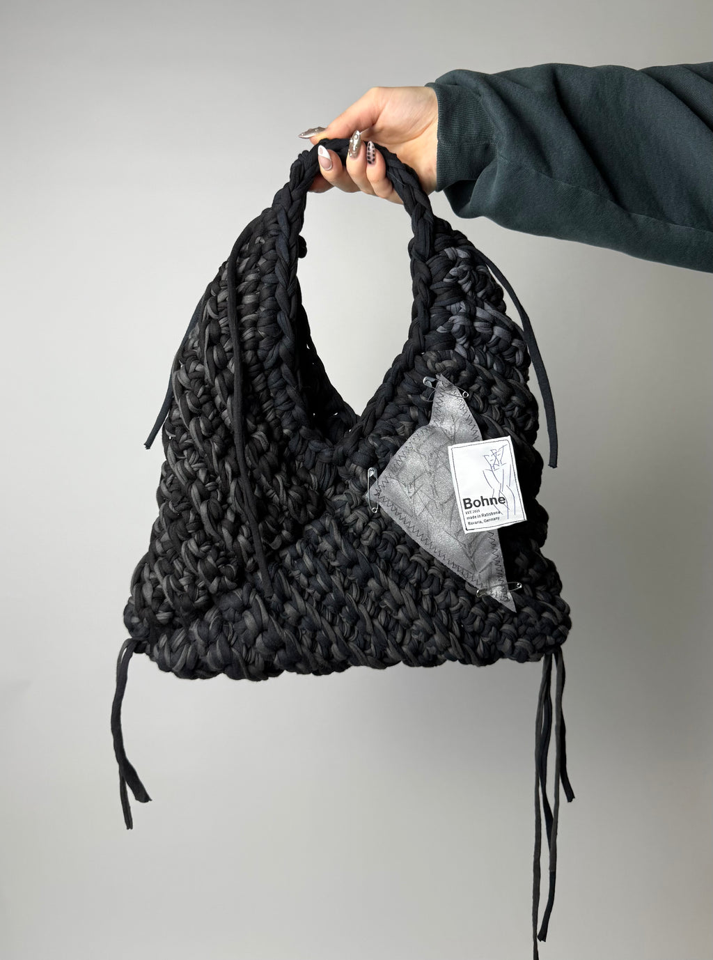 gehäkelte Schultertasche mit handbemalten Bild aus recyceltem T-Shirt Garn in schwarz Nr.4