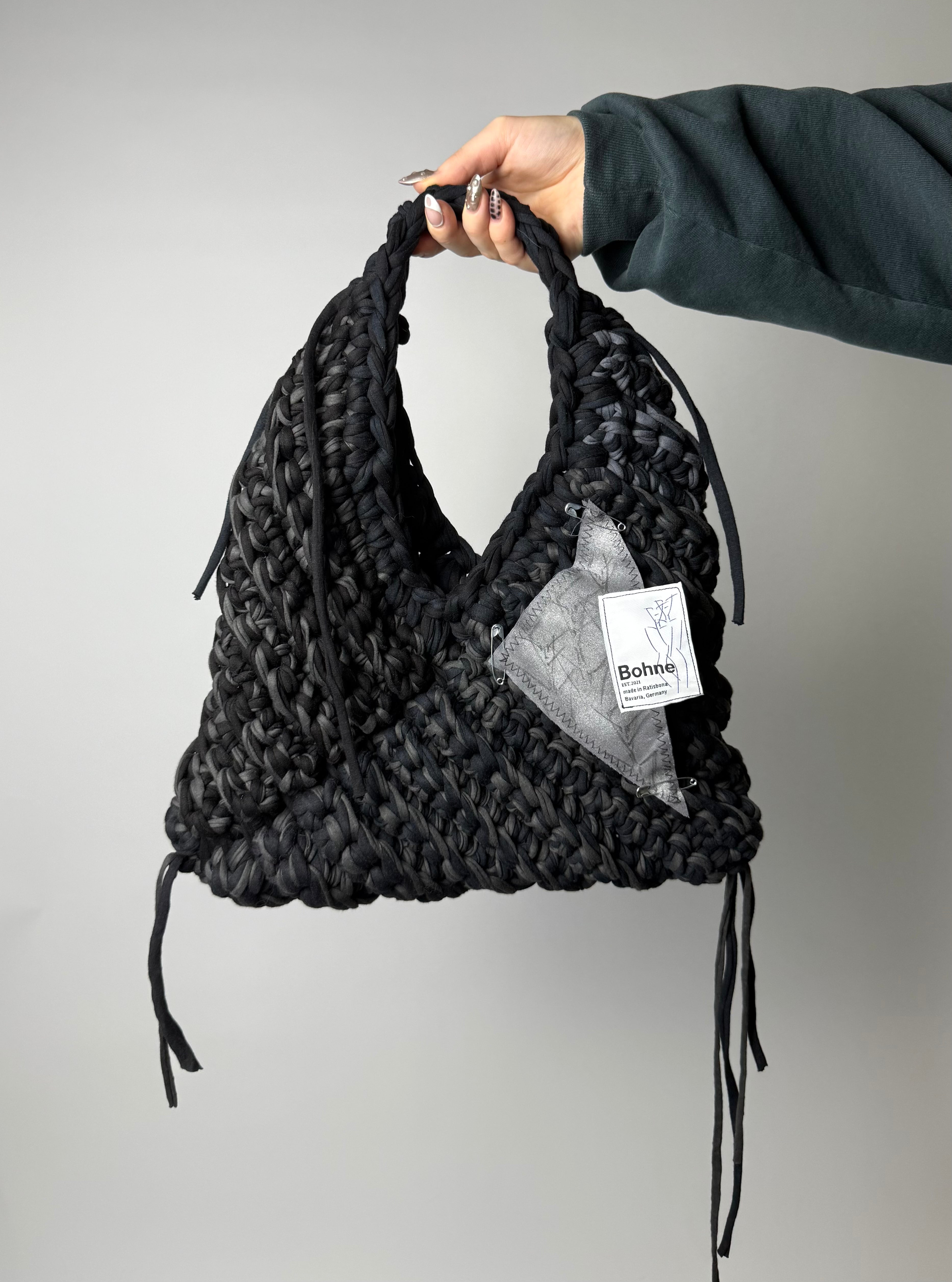 gehäkelte Schultertasche mit handbemalten Bild aus recyceltem T-Shirt Garn in schwarz Nr.4