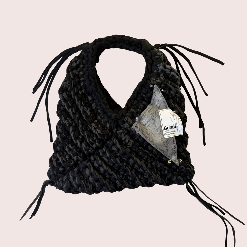 gehäkelte Schultertasche mit handbemalten Bild aus recyceltem T-Shirt Garn in schwarz freigestellt