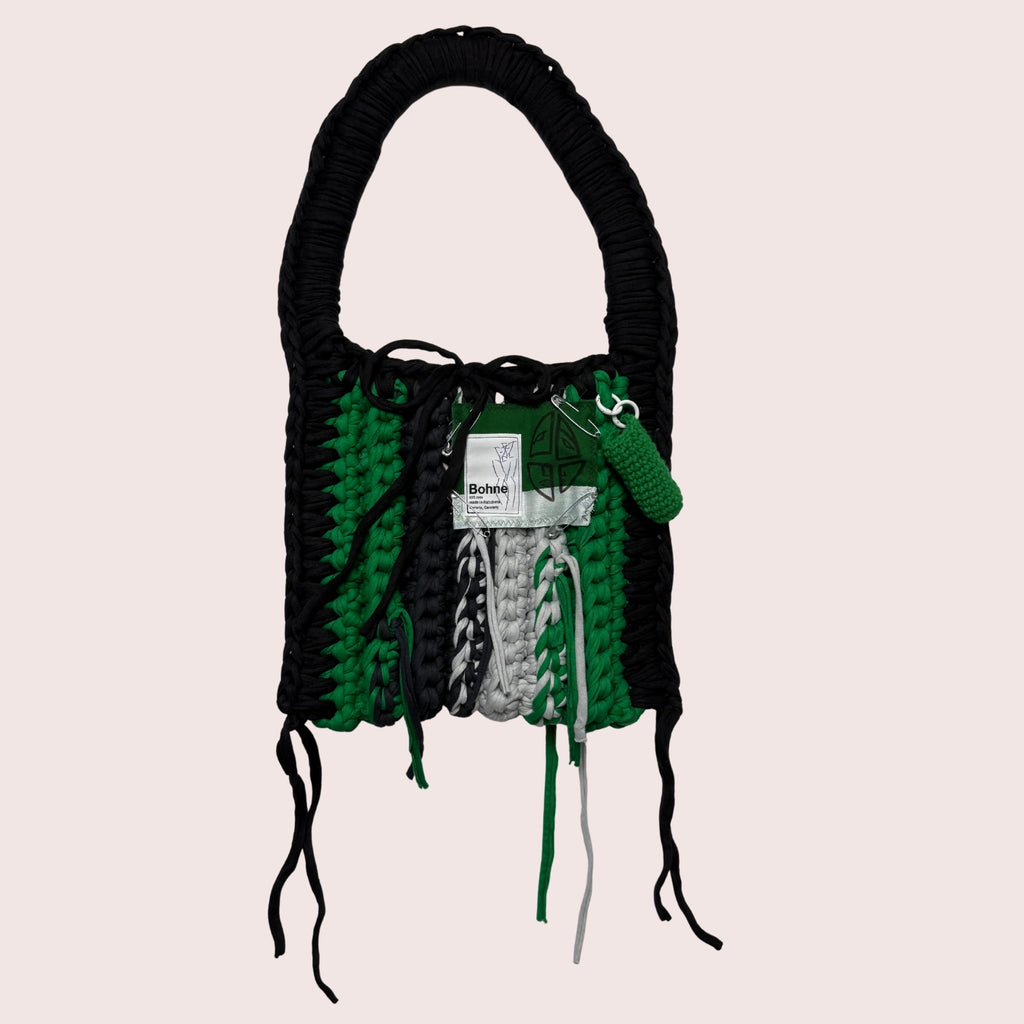 gehäkelte Schultertasche mit handbemalten Bild aus recyceltem T-Shirt Garn in grün schwarz freigestellt