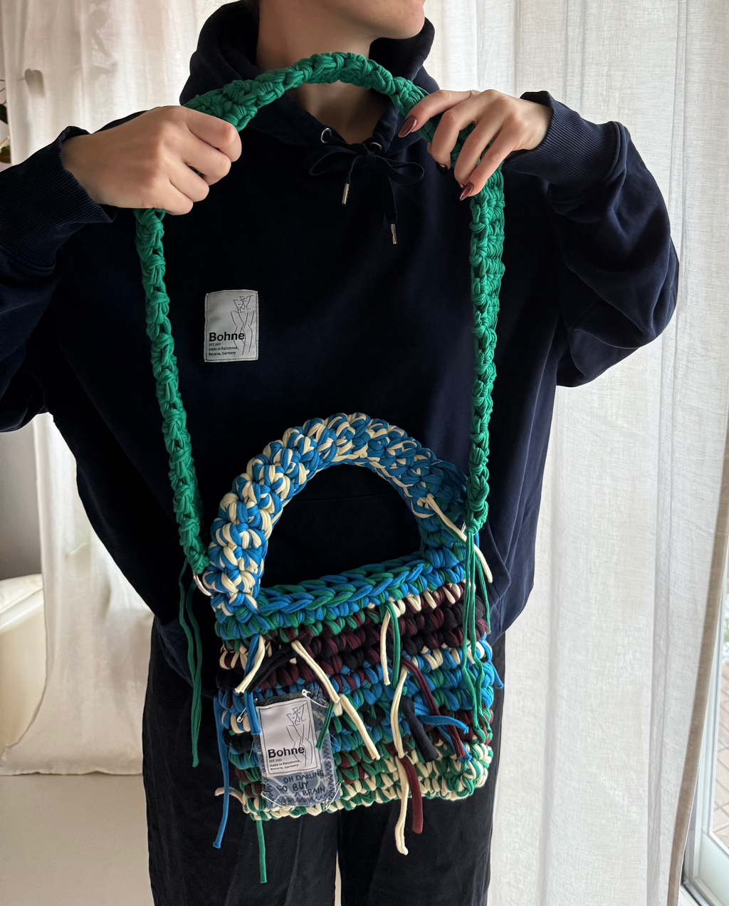 gehäkelte Umhängetasche mit handbemalten Bild aus recyceltem T-Shirt Garn in bunt Nr.1