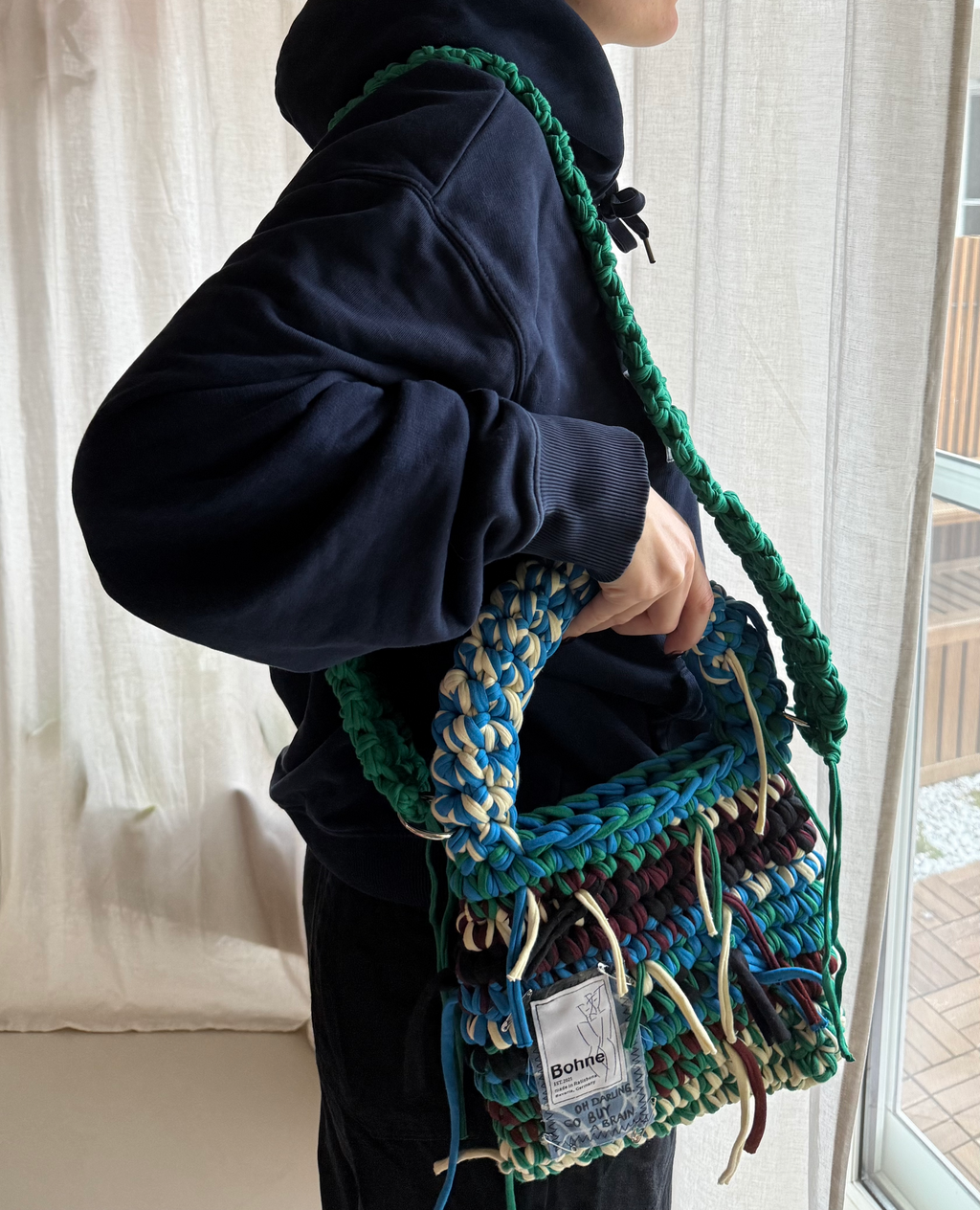 gehäkelte Umhängetasche mit handbemalten Bild aus recyceltem T-Shirt Garn in bunt Nr.2