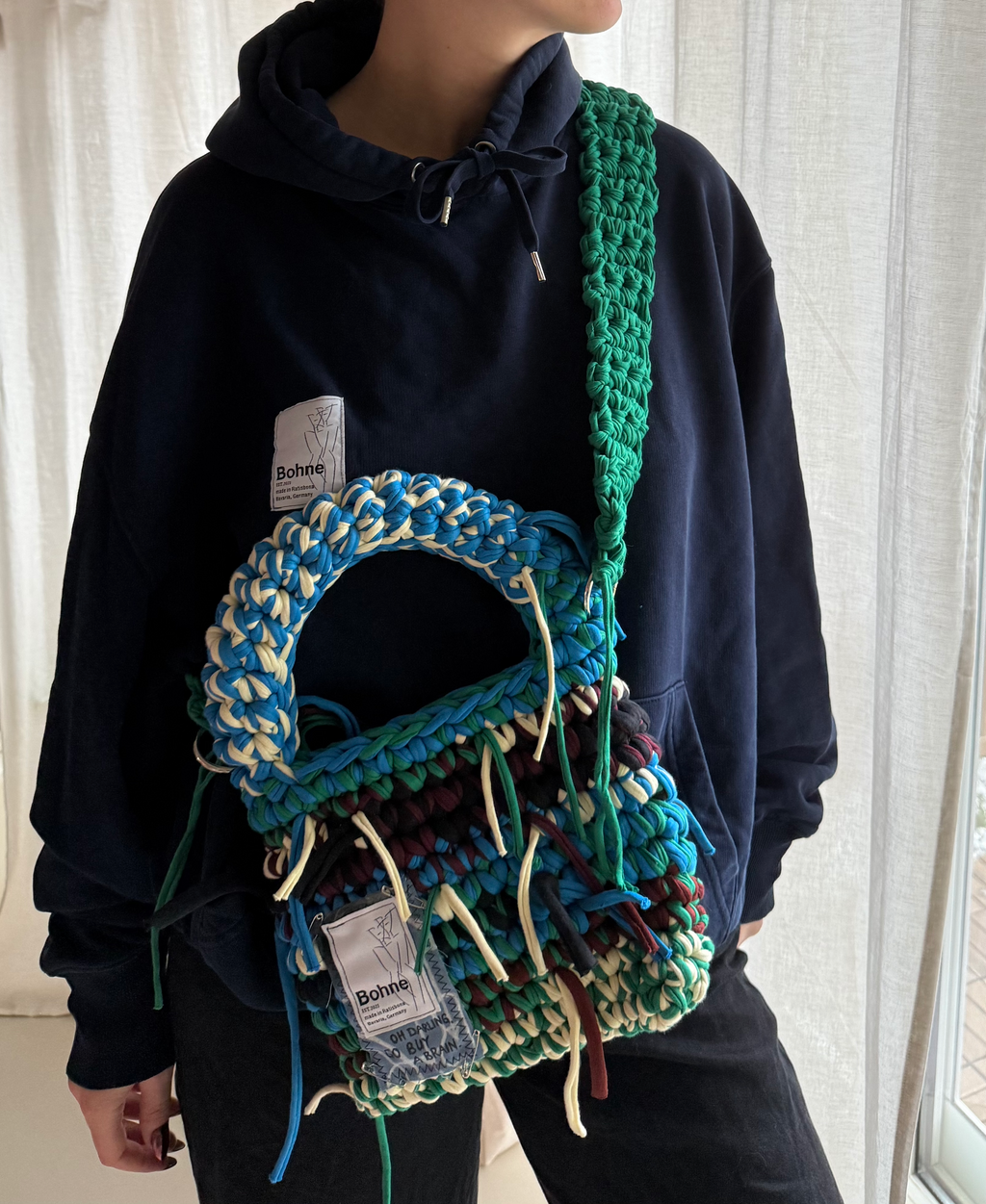 gehäkelte Umhängetasche mit handbemalten Bild aus recyceltem T-Shirt Garn in bunt Nr.3