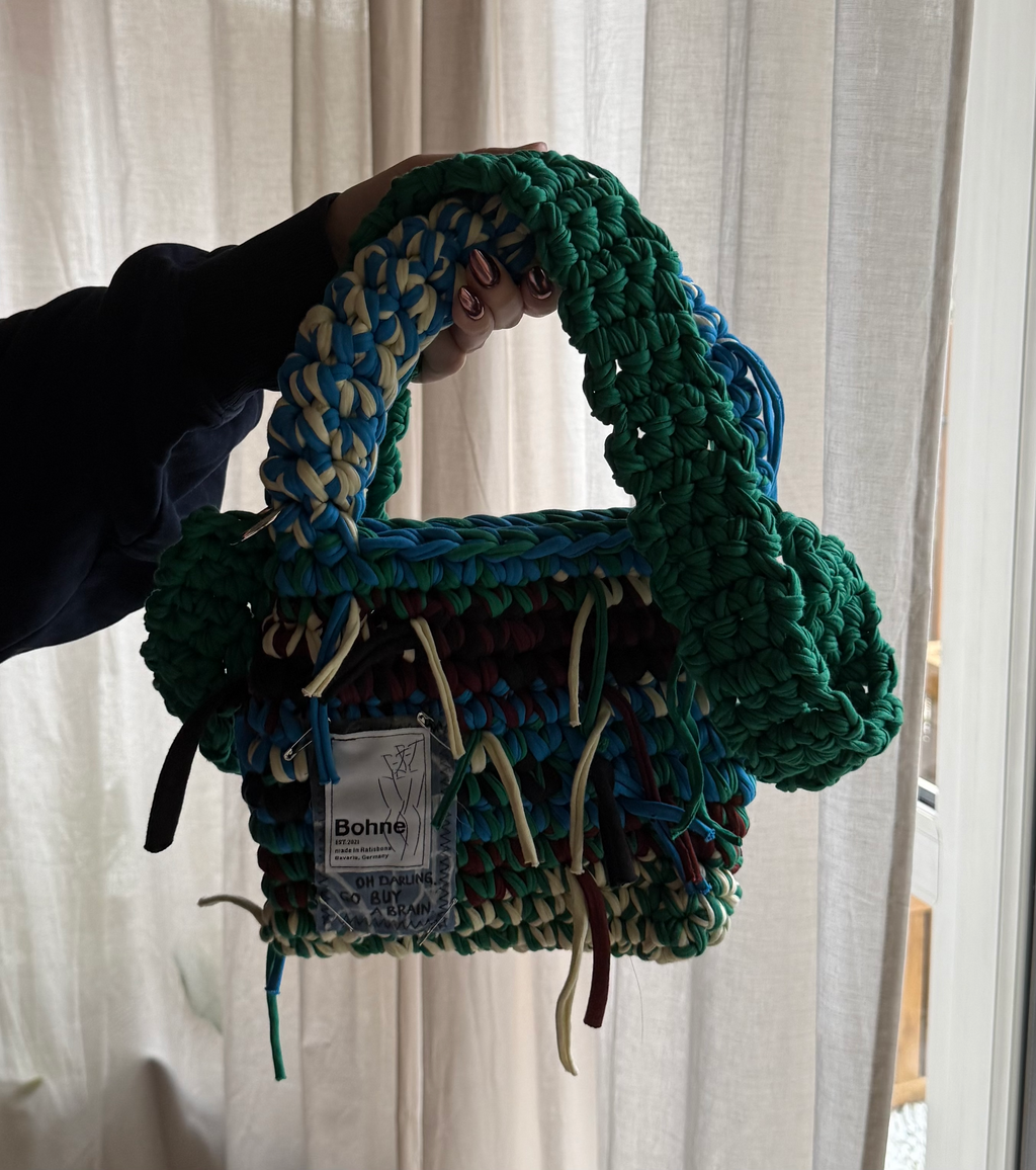 gehäkelte Umhängetasche mit handbemalten Bild aus recyceltem T-Shirt Garn in bunt Nr.4