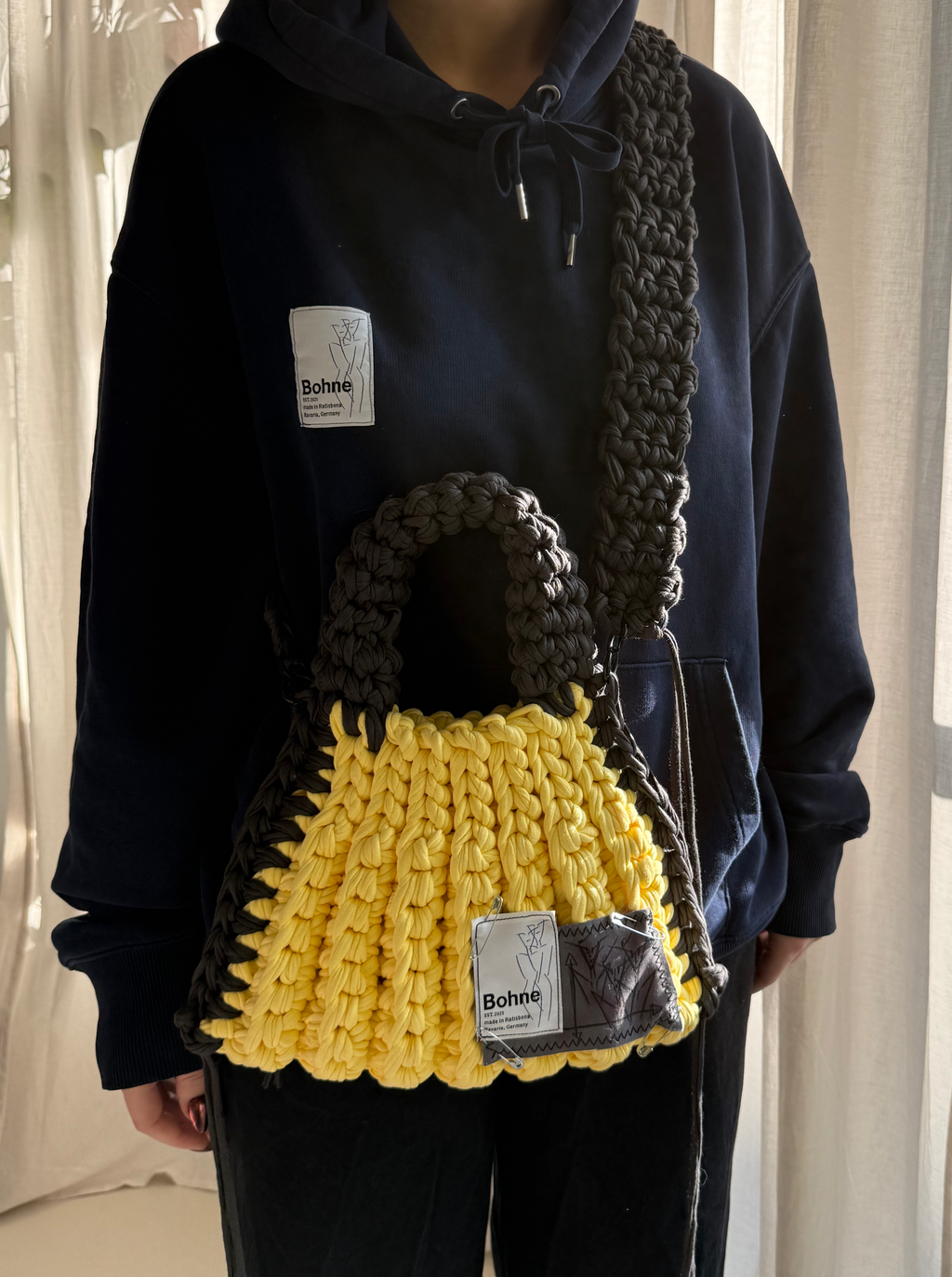 gehäkelte Umhängetasche mit handbemalten Bild aus recyceltem T-Shirt Garn in gelb dunkelgrau Nr.3