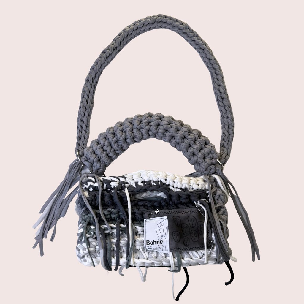 gehäkelte Schultertasche mit handbemalten Bild aus recyceltem T-Shirt Garn in graufreigestellt