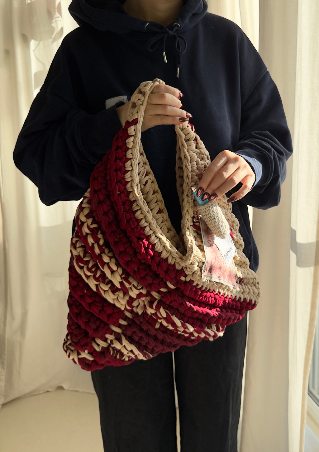 grosse gehäkelte Schultertasche mit handbemalten Bild aus recyceltem T-Shirt Garn in beige rot freigestellt Nr.1