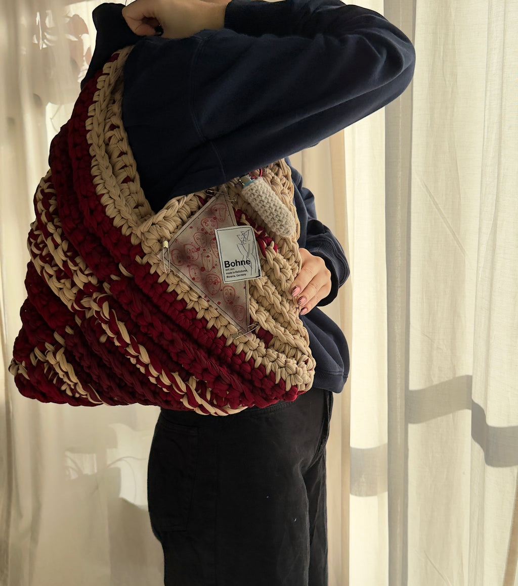 grosse gehäkelte Schultertasche mit handbemalten Bild aus recyceltem T-Shirt Garn in beige rot freigestellt Nr.2