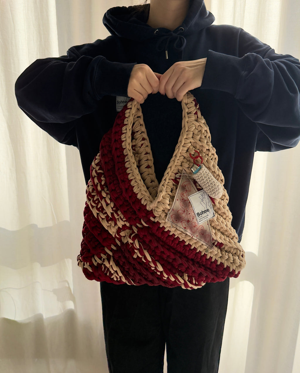 grosse gehäkelte Schultertasche mit handbemalten Bild aus recyceltem T-Shirt Garn in beige rot freigestellt Nr.3