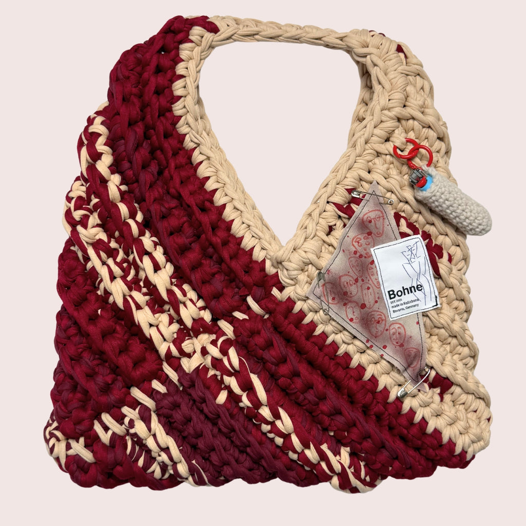 grosse gehäkelte Schultertasche mit handbemalten Bild aus recyceltem T-Shirt Garn in beige rot freigestellt