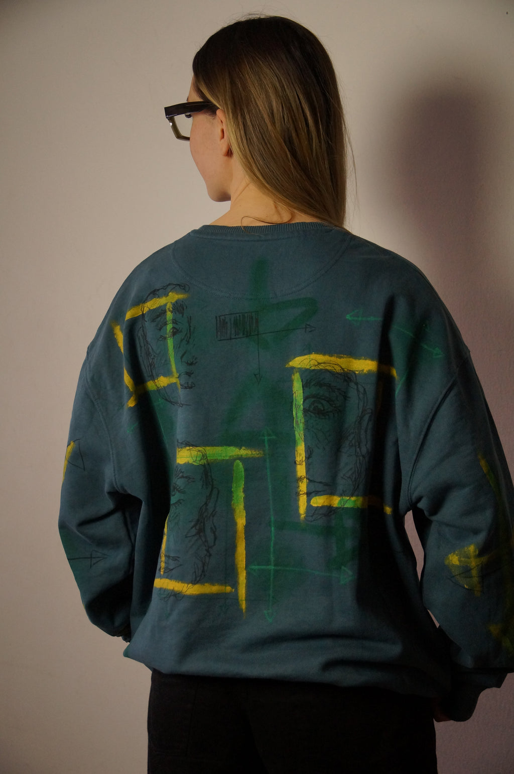 Handbemaltes Sweatshirt mit Tasche aus Bio-Baumwolle | L