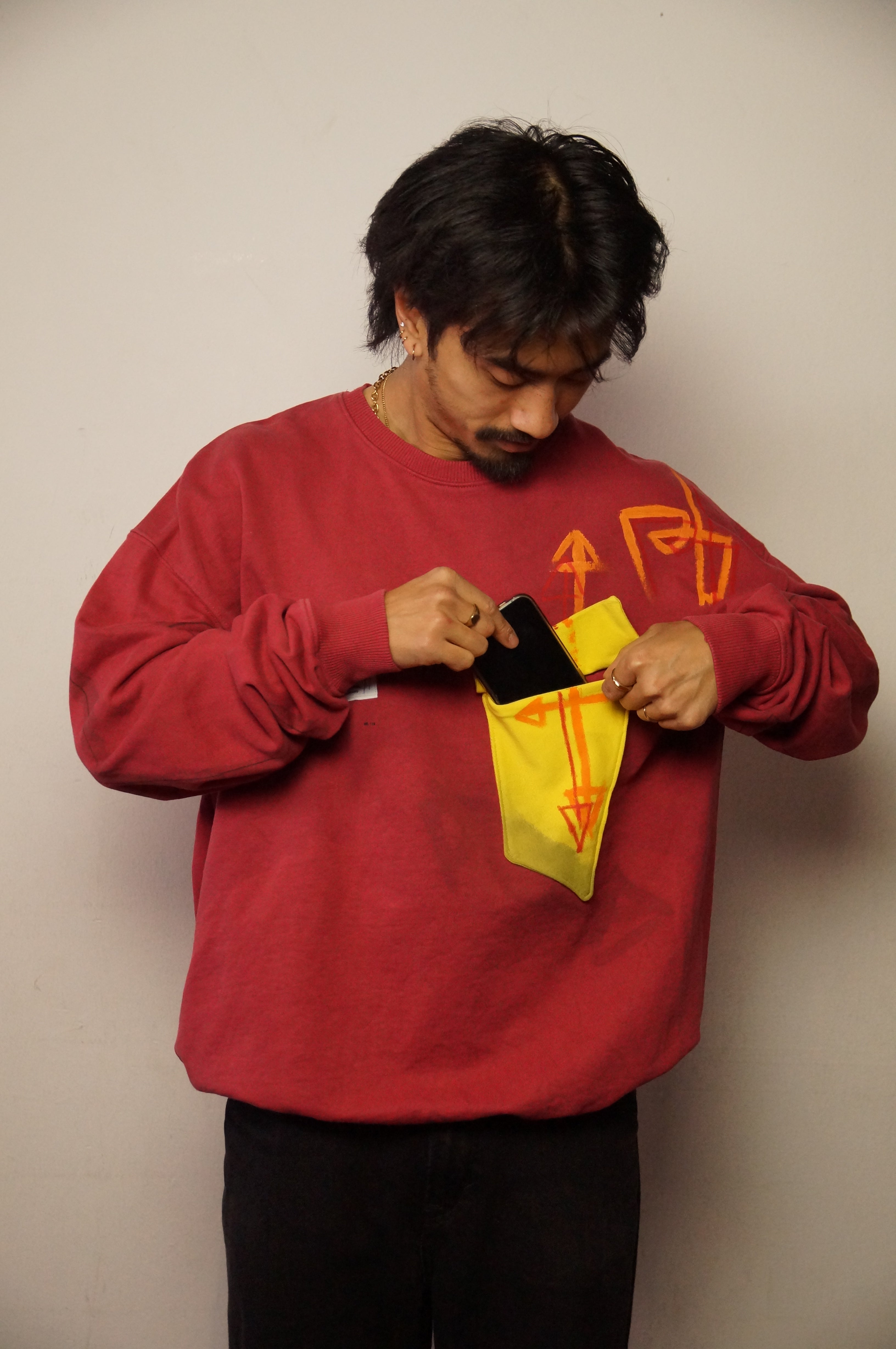 Handbemaltes Sweatshirt mit Tasche aus Bio-Baumwolle | L