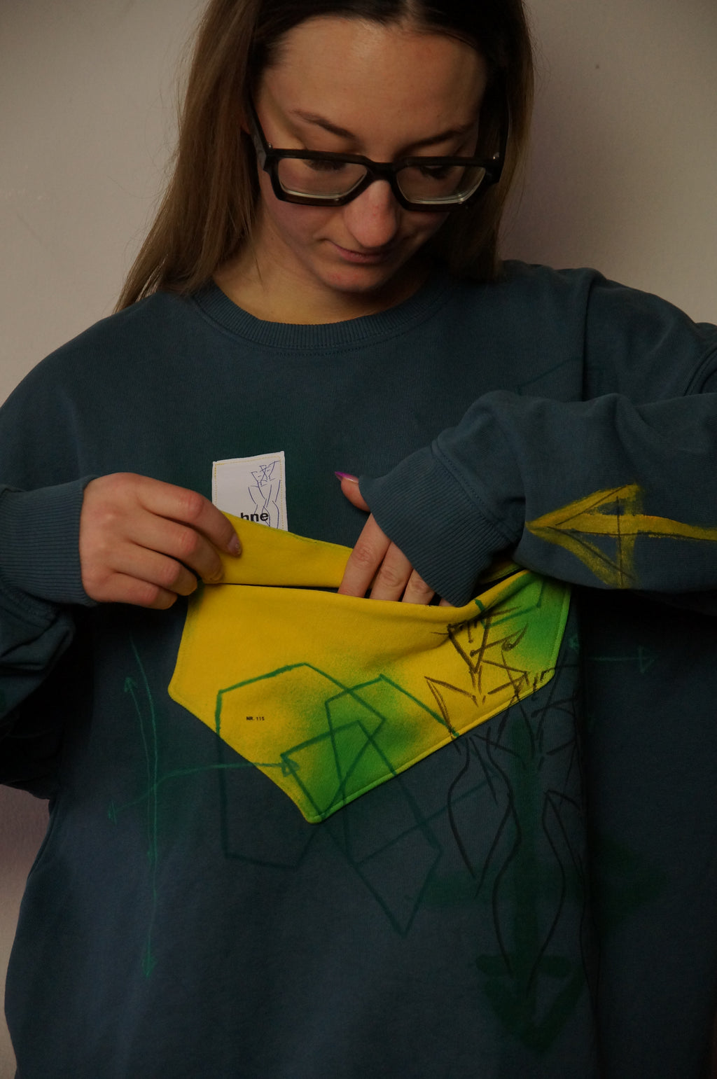 Handbemaltes Sweatshirt mit Tasche aus Bio-Baumwolle | L