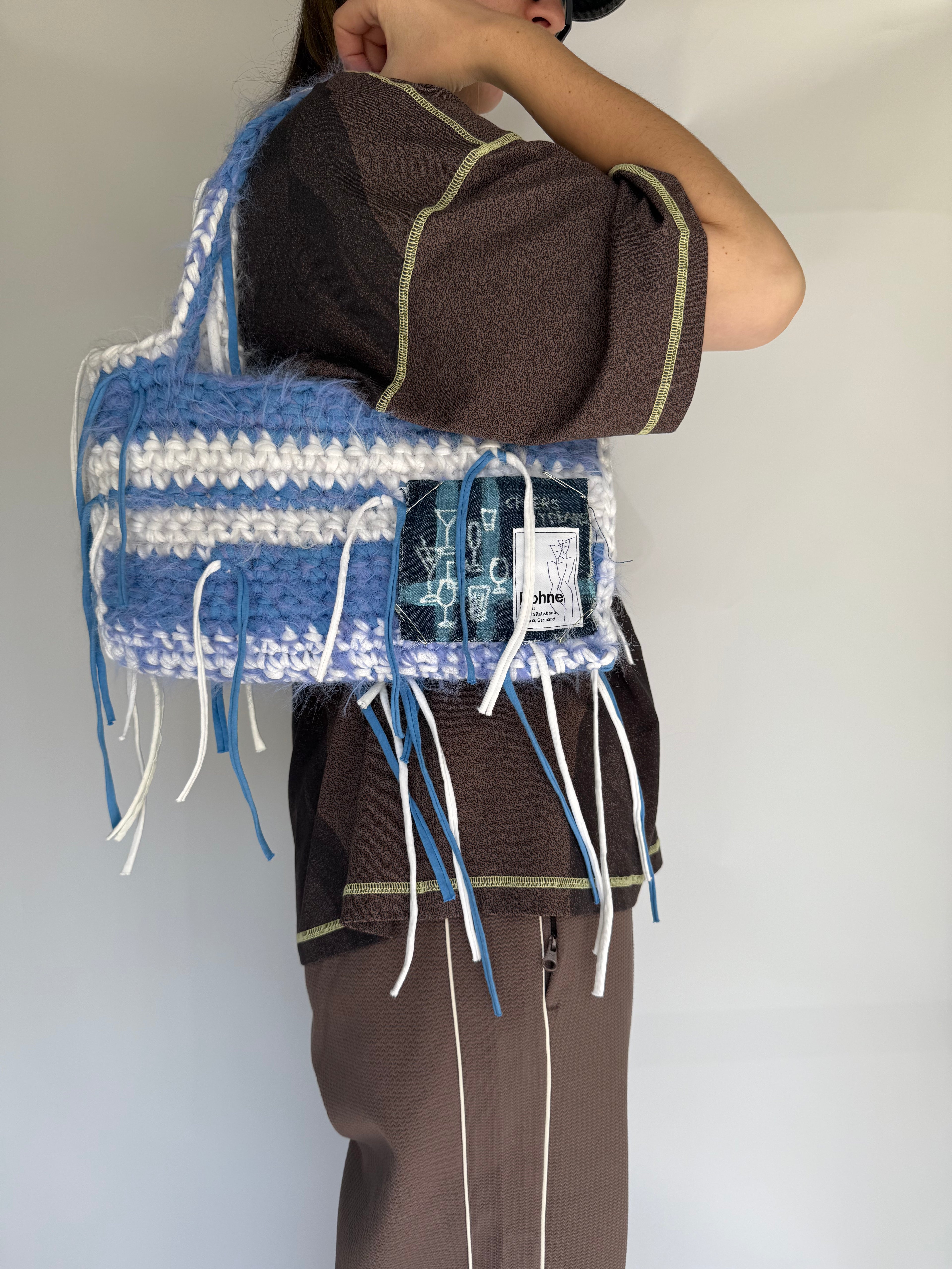 Crochet B-BAG aus recyceltem T-Shirt-Garn | fuzzy blau, weiß