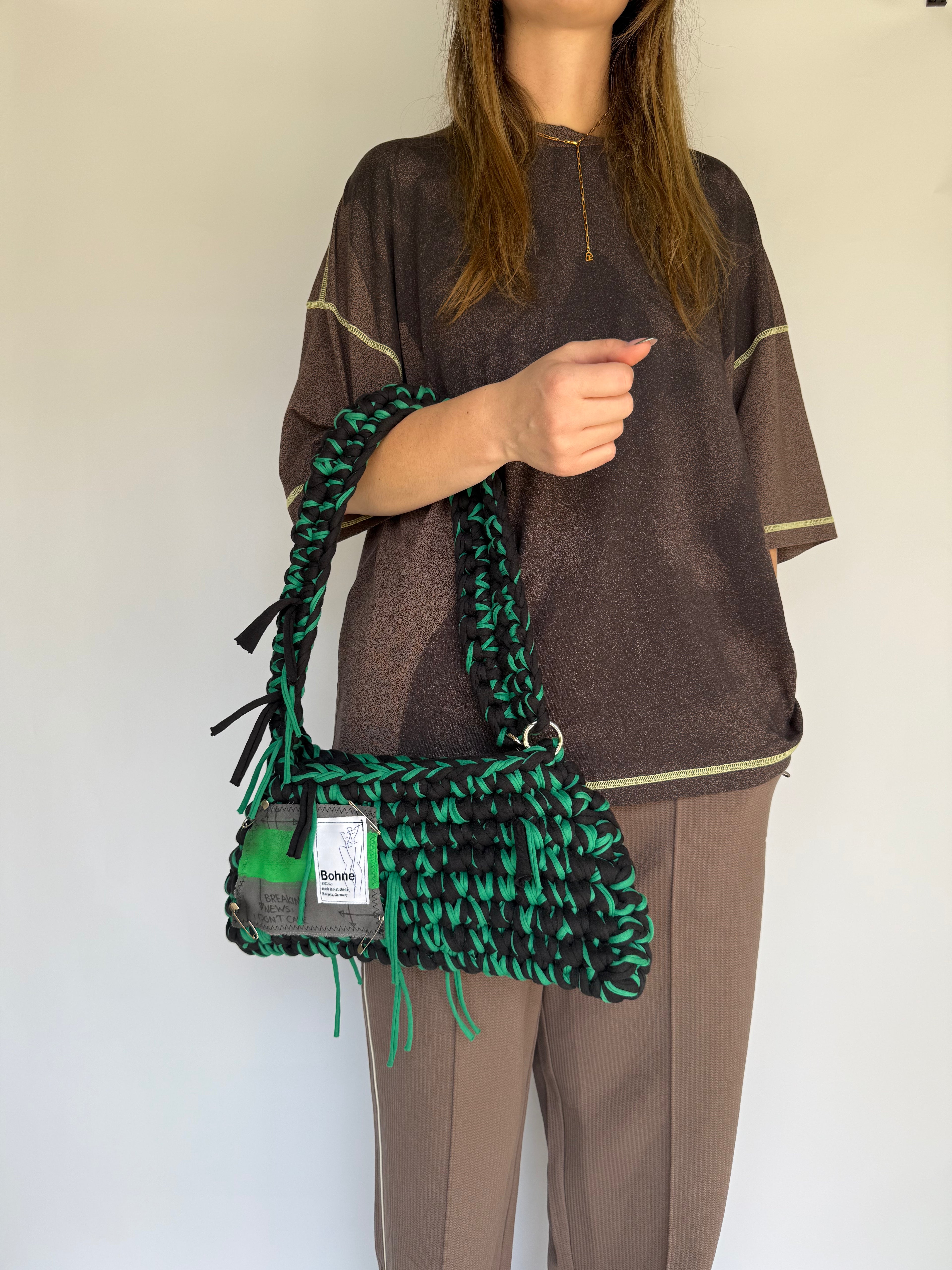 Crochet B-BAG aus recyceltem T-Shirt-Garn | grün, schwarz