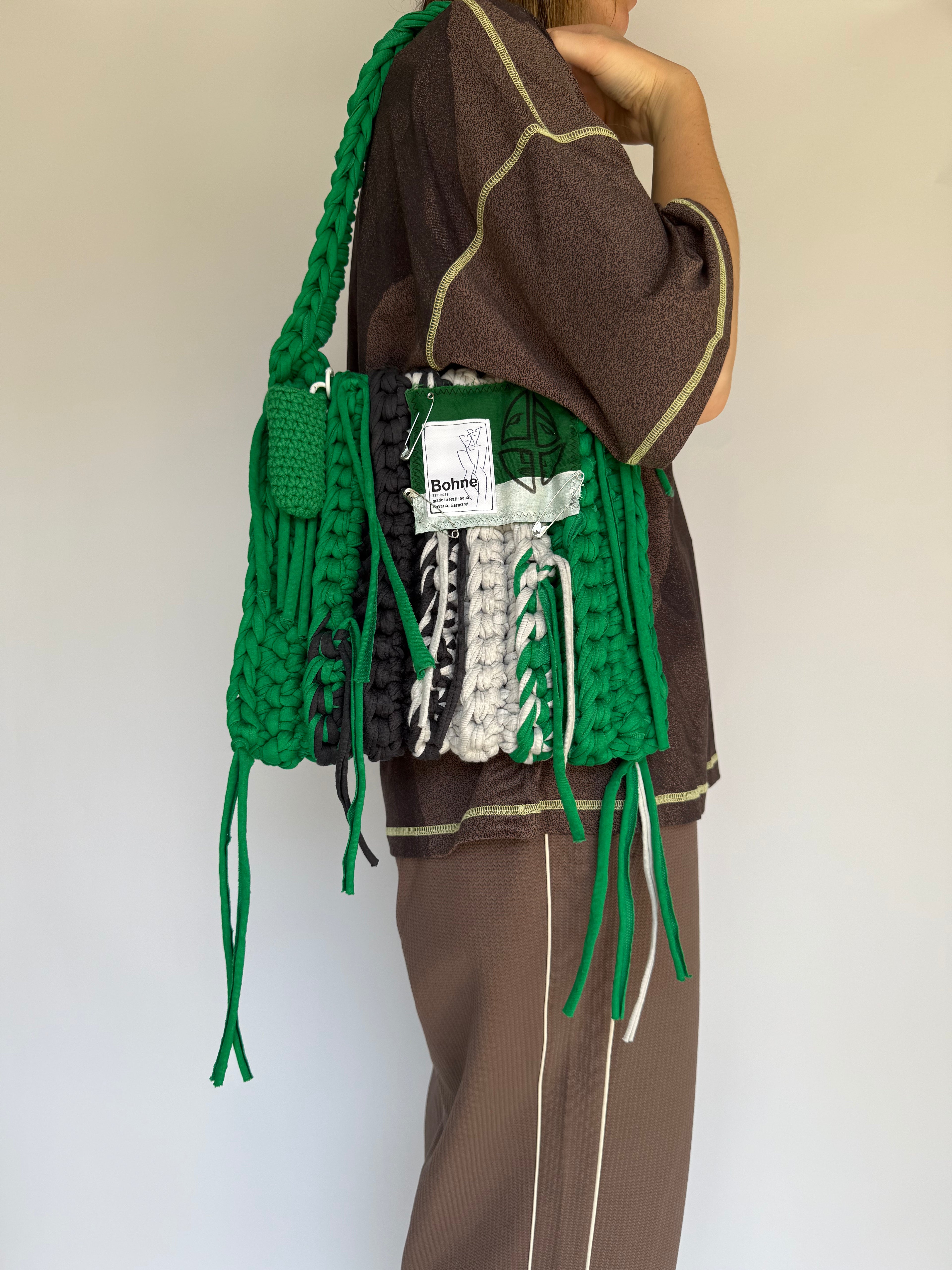 Crochet B-BAG aus recyceltem T-Shirt-Garn | grün, grau, weiß