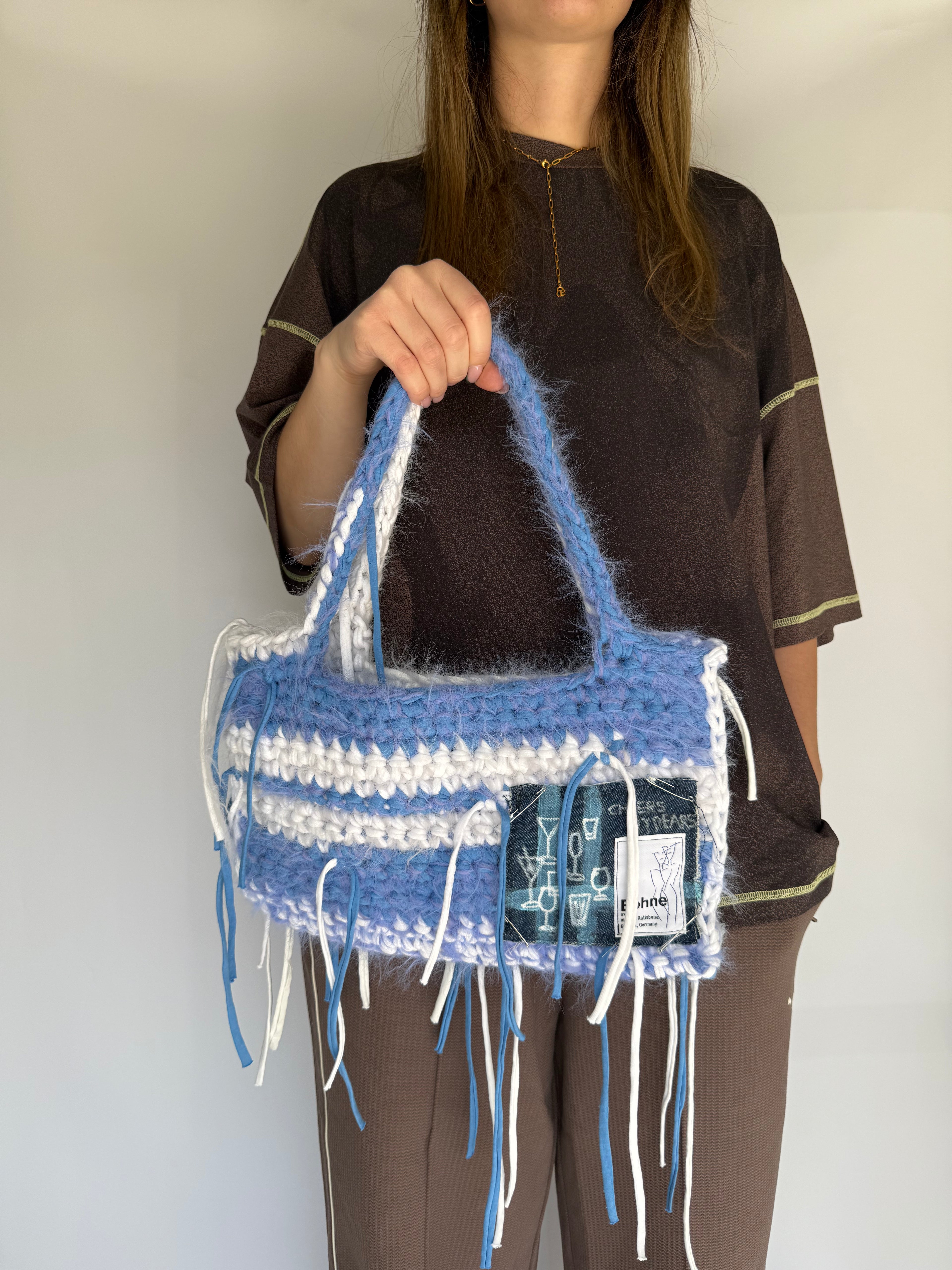 Crochet B-BAG aus recyceltem T-Shirt-Garn | fuzzy blau, weiß